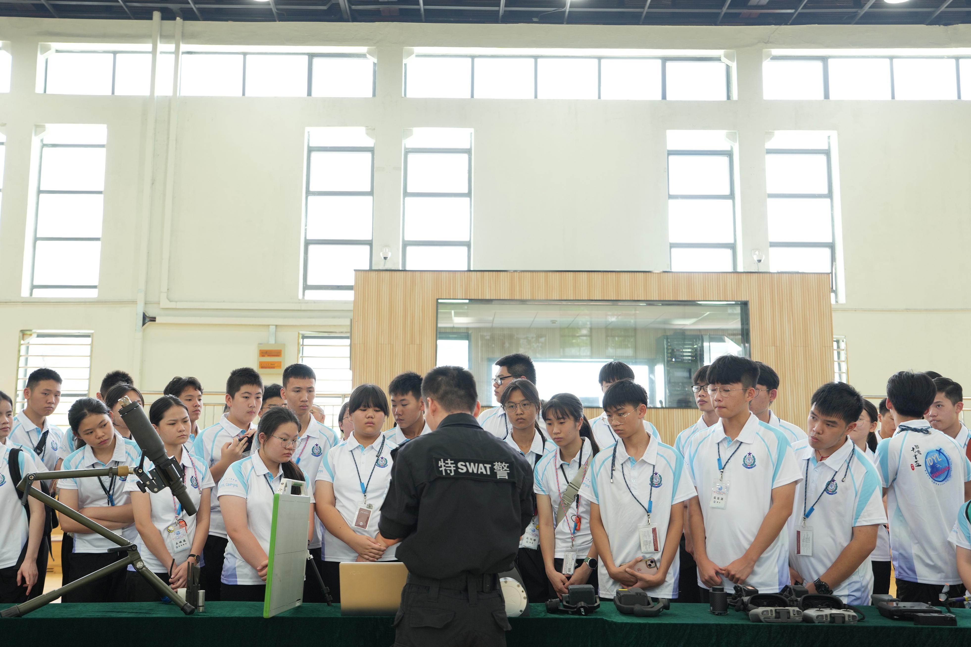 The SWAT Team of the Shanghai Municipal Public Security Bureau displayed their equipment to the members of the Immigration Department Youth Leaders Corps during their visit on July 25.