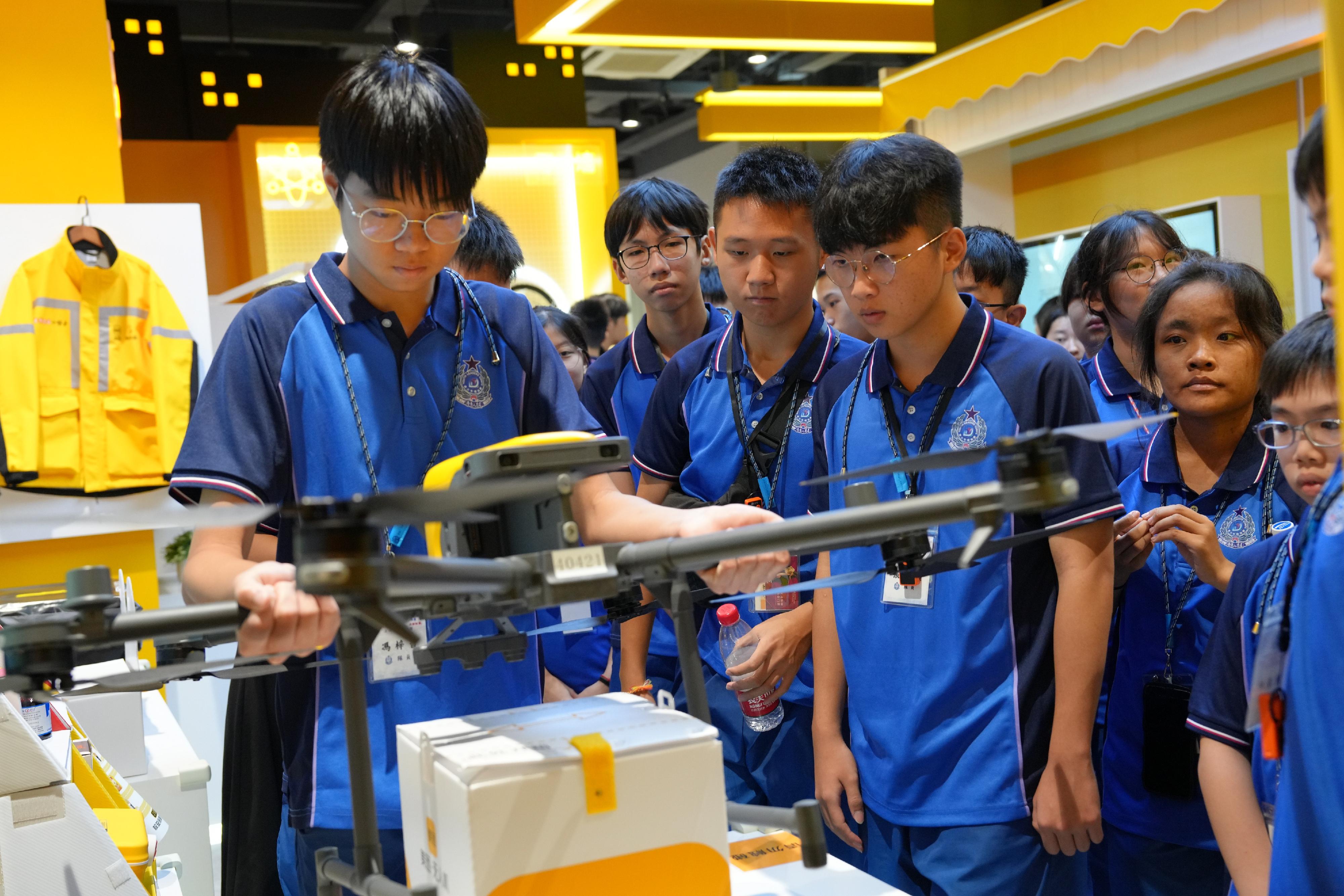 The members of the Immigration Department Youth Leaders Corps visited an e-commence company, Meituan, on July 26, to learn about the development of the industry and the arising opportunities.