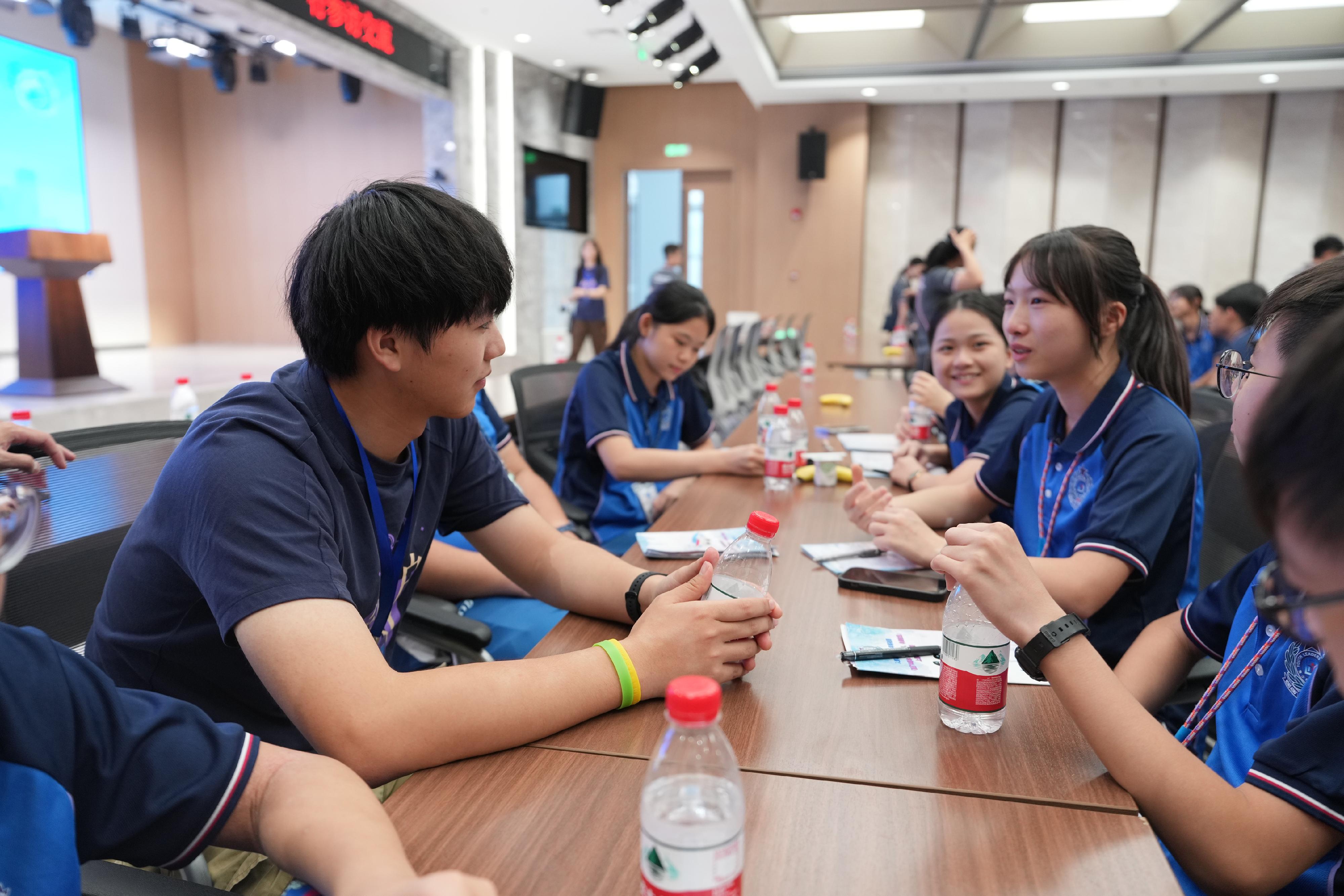 The Immigration Department Youth Leaders Corps (IDYL) organised a five-day Shanghai summer exchange tour from July 22 to 26. Photo shows the IDYL members interacting with a volunteer from the Shanghai University on the last day of the Shanghai summer exchange tour.