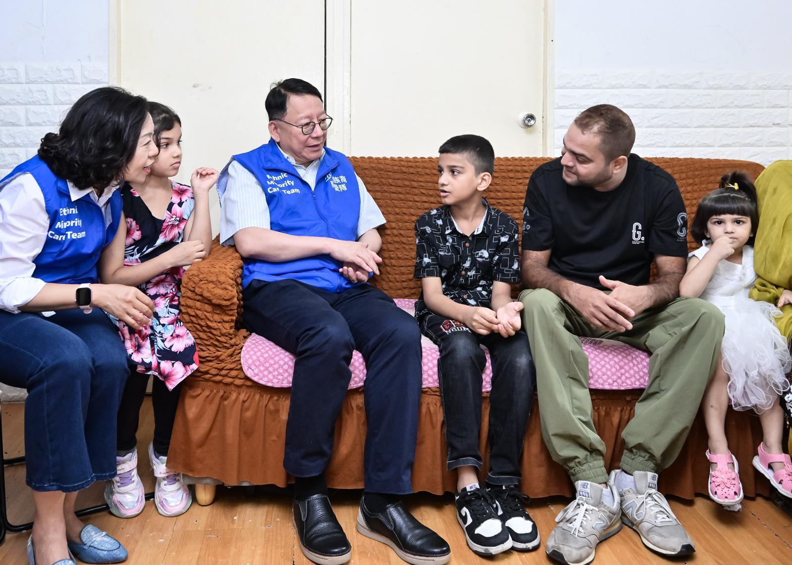 The Chief Secretary for Administration, Mr Chan Kwok-ki (third left), accompanied by the Secretary for Home and Youth Affairs, Miss Alice Mak (first left), today (July 28) visits an ethnic-minority family living in Kwai Chung to learn about their daily lives and needs.