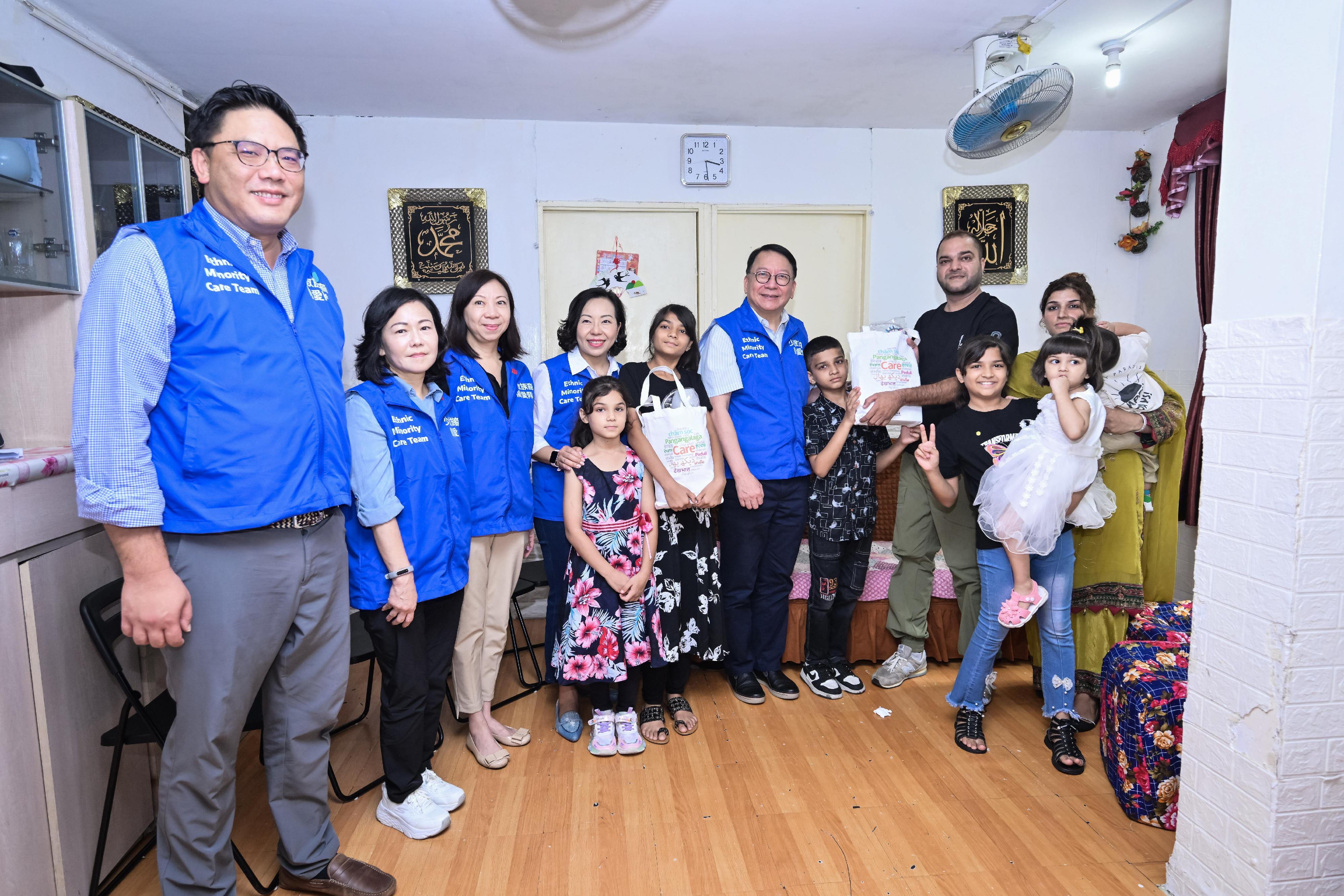 The Chief Secretary for Administration, Mr Chan Kwok-ki, accompanied by the Secretary for Home and Youth Affairs, Miss Alice Mak, today (July 28) visited an ethnic-minority family living in Kwai Chung to learn about their daily lives and needs. Photo shows Mr Chan (back row, fourth right); Miss Mak (back row, fourth left); the Permanent Secretary for Home and Youth Affairs, Ms Shirley Lam (back row, third left); the Under Secretary for Home and Youth Affairs, Mr Clarence Leung (back row, first left); and the Director of Home Affairs, Mrs Alice Cheung (back row, second left), presenting gift packs to the family.