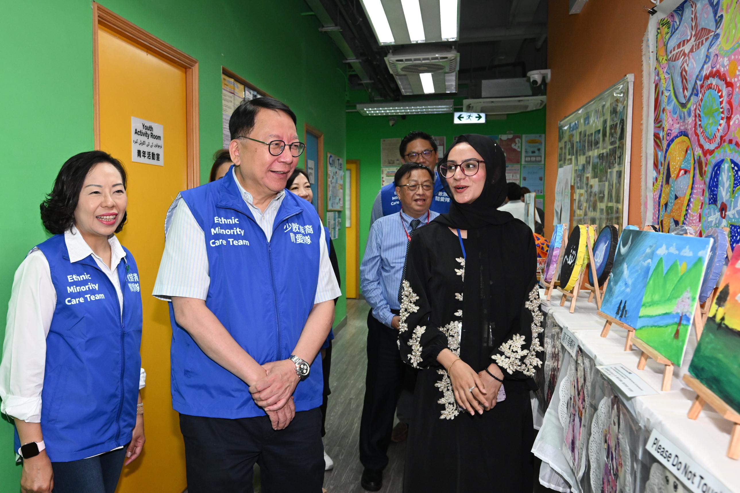 The Chief Secretary for Administration, Mr Chan Kwok-ki (front row, centre), accompanied by the Secretary for Home and Youth Affairs, Miss Alice Mak (front row, left), visits a support service centre for ethnic minorities, the LINK Centre in Kwai Chung, today (July 28).