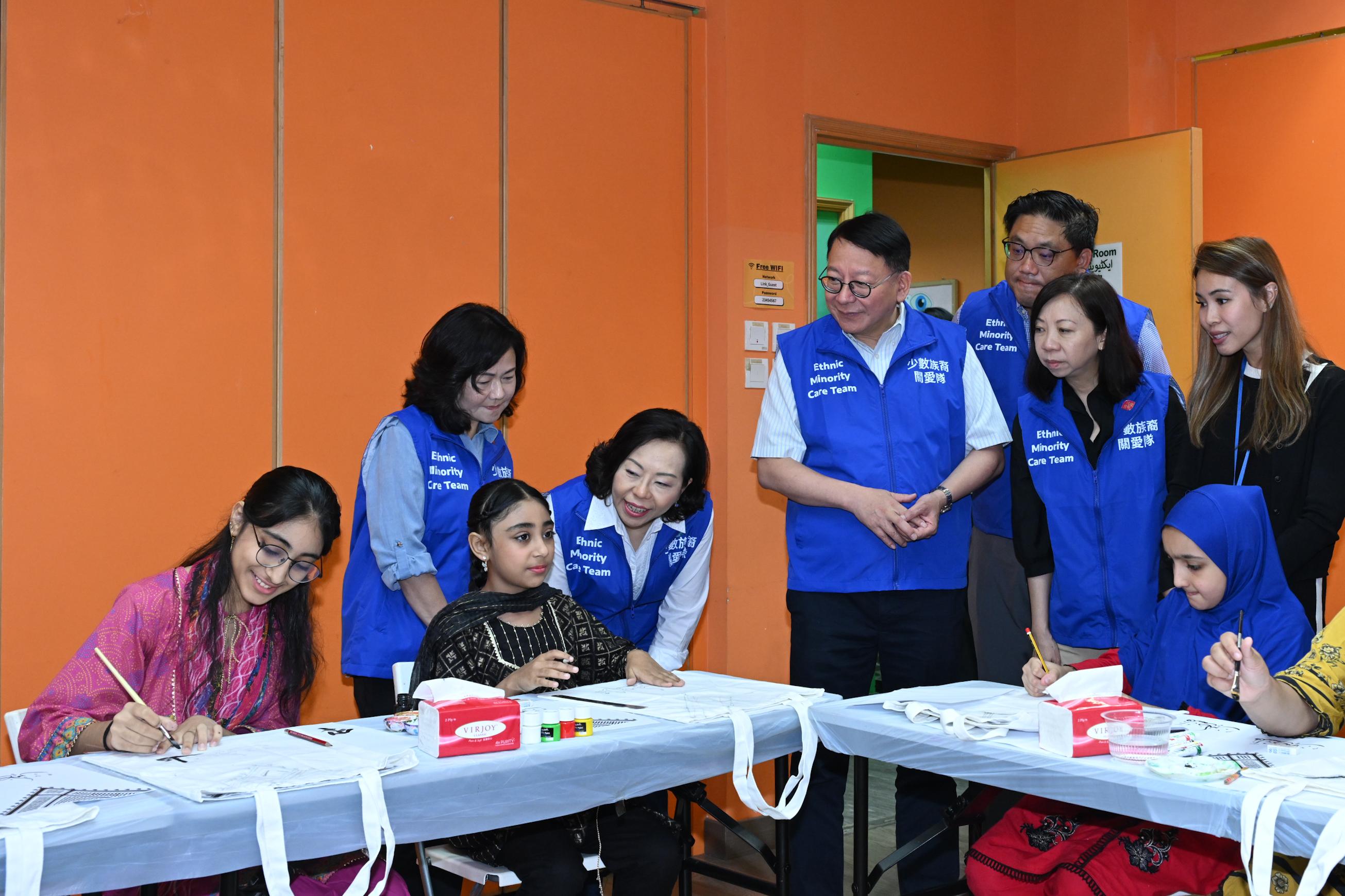 The Chief Secretary for Administration, Mr Chan Kwok-ki, accompanied by the Secretary for Home and Youth Affairs, Miss Alice Mak, today (July 28) visited a support service centre for ethnic minorities, the LINK Centre in Kwai Chung. Photo shows (second row, from left) the Director of Home Affairs, Mrs Alice Cheung; Miss Mak; Mr Chan; the Permanent Secretary for Home and Youth Affairs, Ms Shirley Lam; and the Under Secretary for Home and Youth Affairs, Mr Clarence Leung (third row) observing an activity held at the centre.