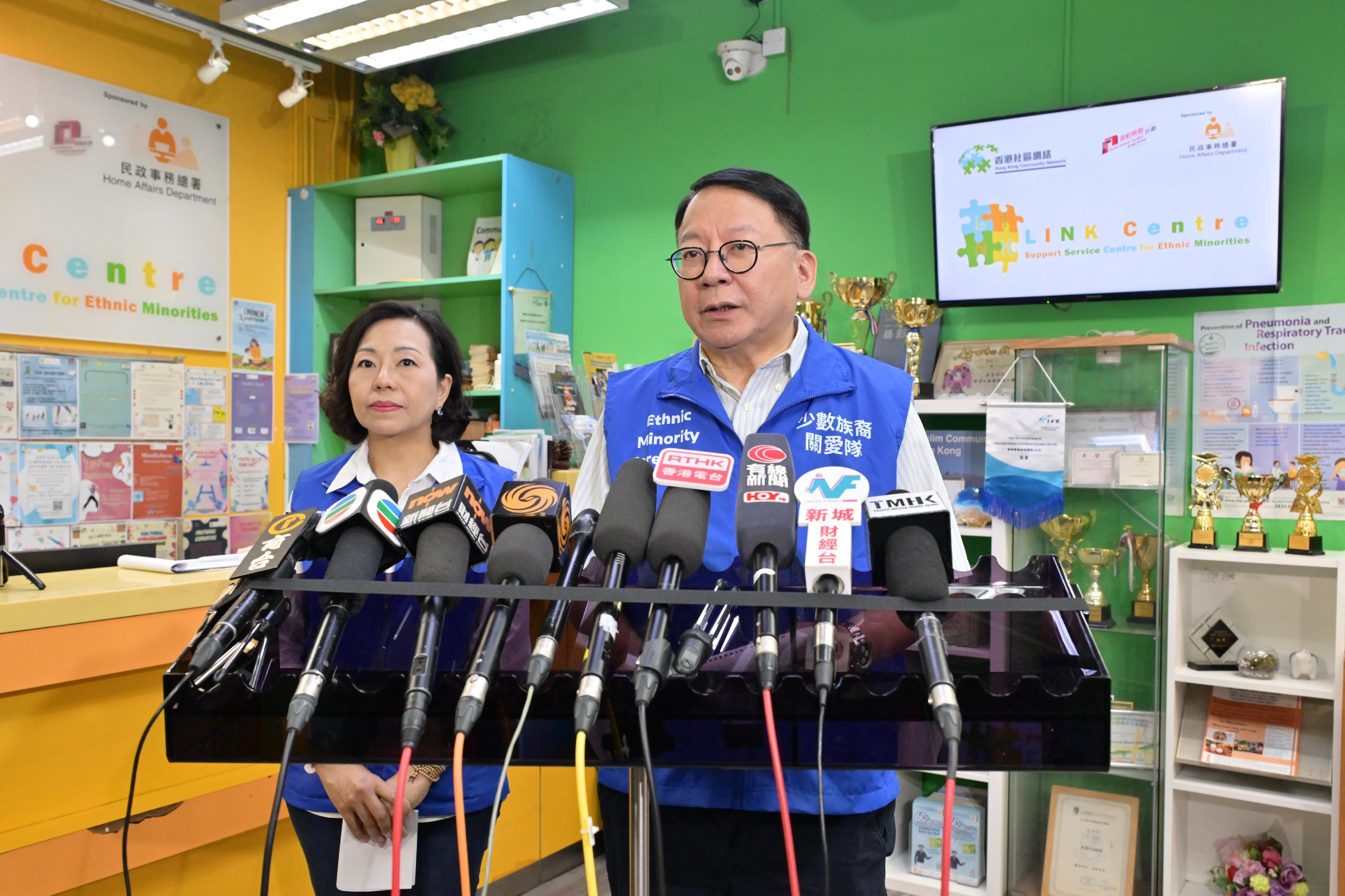 The Acting Chief Executive, Mr Chan Kwok-ki (right), and the Secretary for Home and Youth Affairs, Miss Alice Mak (left), today (July 28) meet the media after visiting a support service centre for ethnic minorities, the LINK Centre in Kwai Chung.