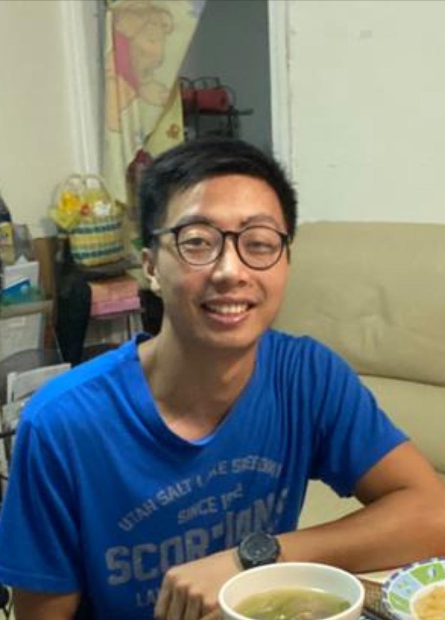 Chan Kai-hung, aged 33, is 1.77 metres tall, about 65 kilograms in weight and of thin build. He has a round face with yellow complexion and short black hair. He was last seen wearing a pair of black-rimmed glasses, a red short-sleeved T-shirt, black trousers, black sports shoes and carrying a black rucksack.