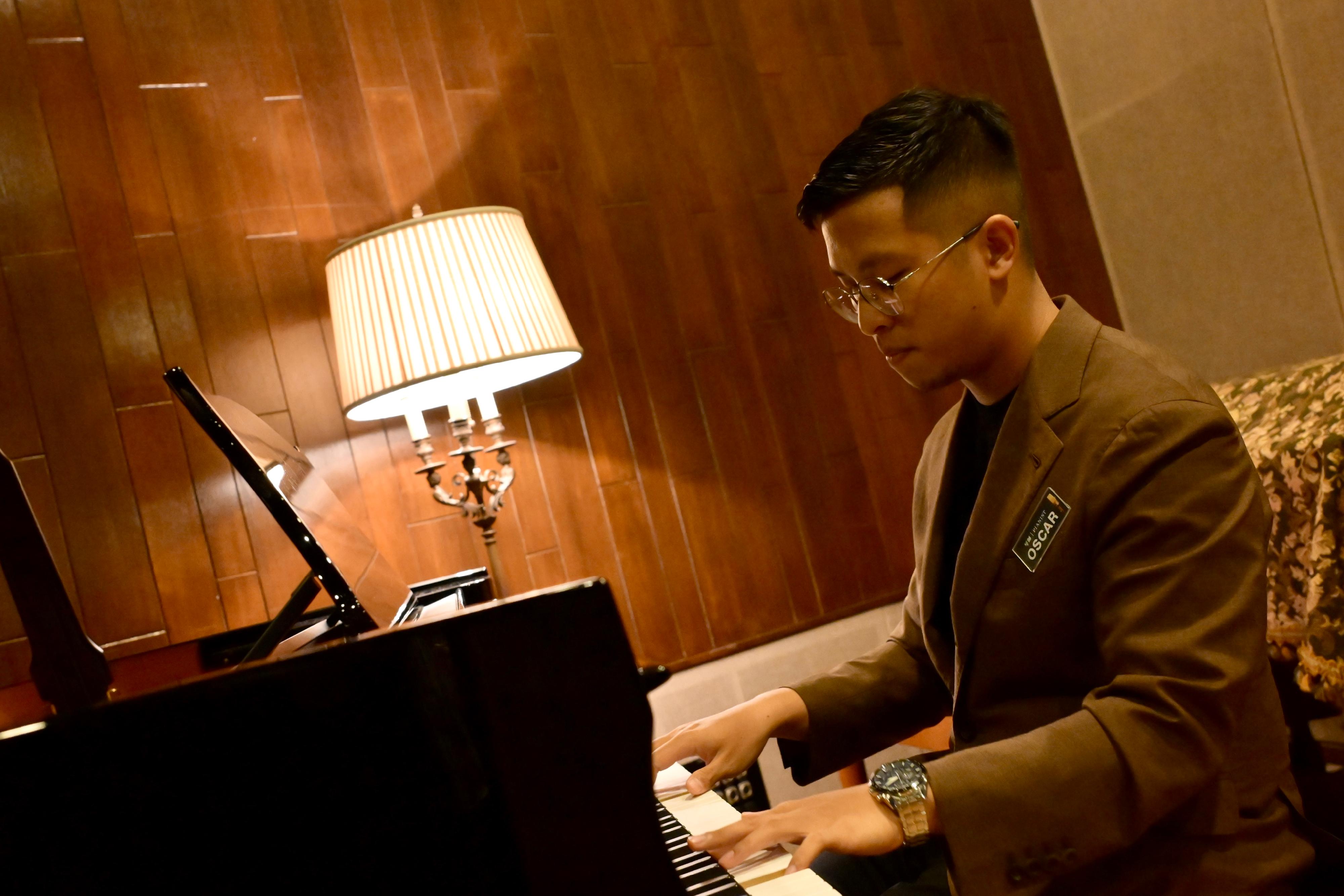 "Flame in a Flash - A Tour of AVON Recording Studios" is one of the featured programmes of the Hong Kong Pop Culture Festival 2024. Accompanied by a pianist, a docent will guide participants through the history of this legendary studio.
