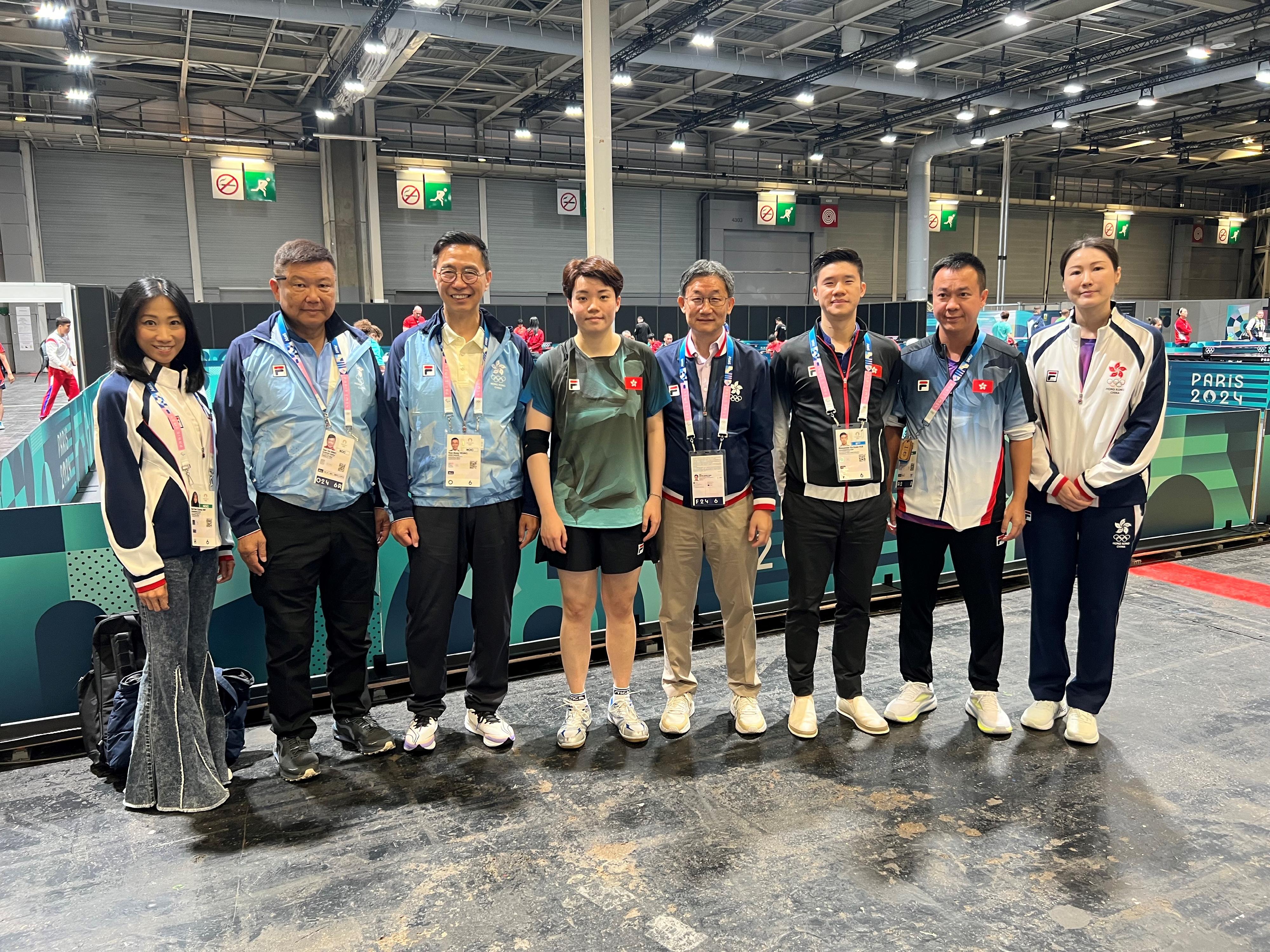 The Secretary for Culture, Sports and Tourism, Mr Kevin Yeung (third left), met with the Hong Kong, China Table Tennis Delegation at the table tennis venue in Paris yesterday (July 28, Paris time).

