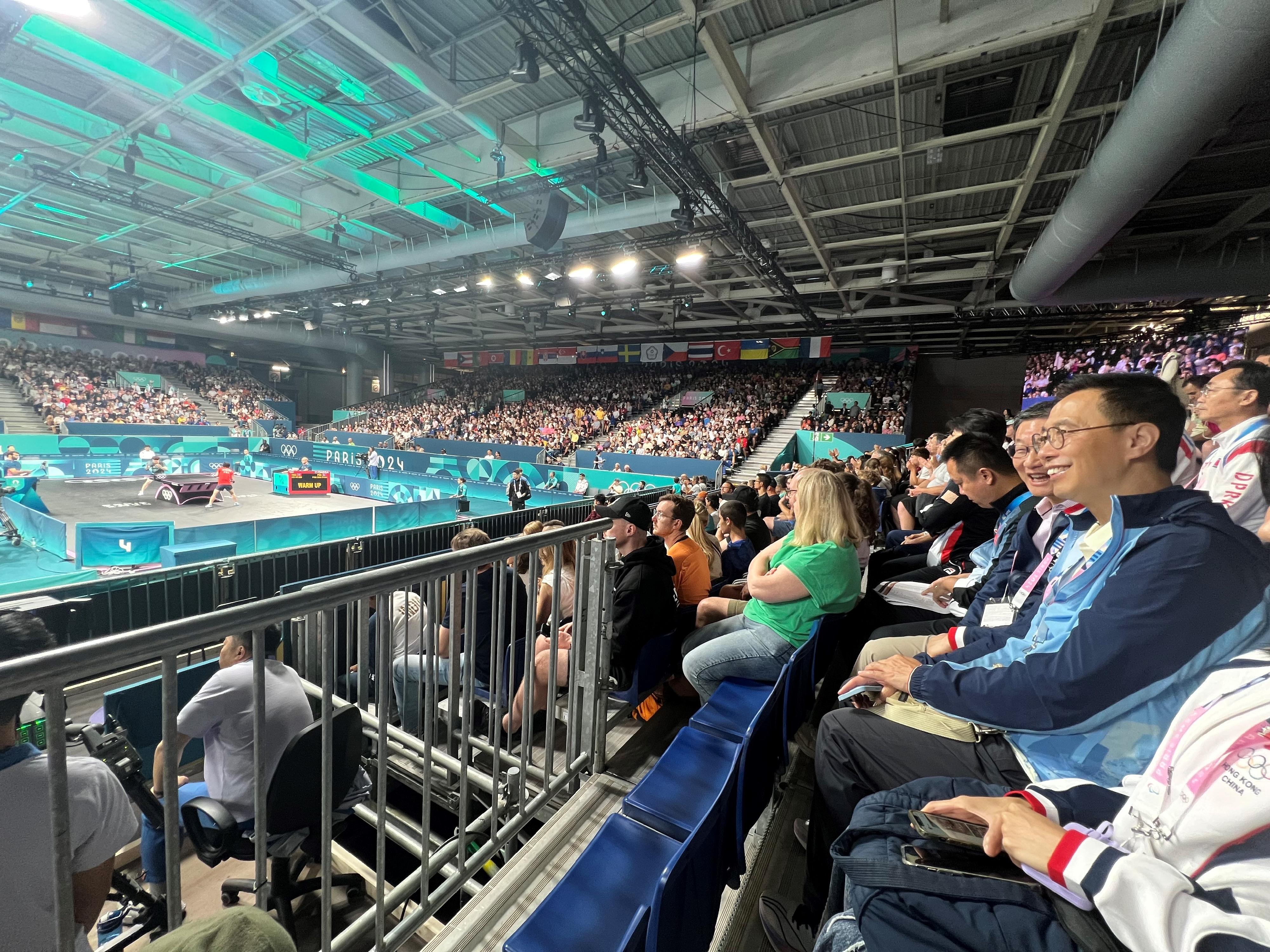 The Secretary for Culture, Sports and Tourism, Mr Kevin Yeung (first right), watched table tennis competitions and cheered for Hong Kong table tennis athletes at the table tennis venue in Paris yesterday (July 28, Paris time).