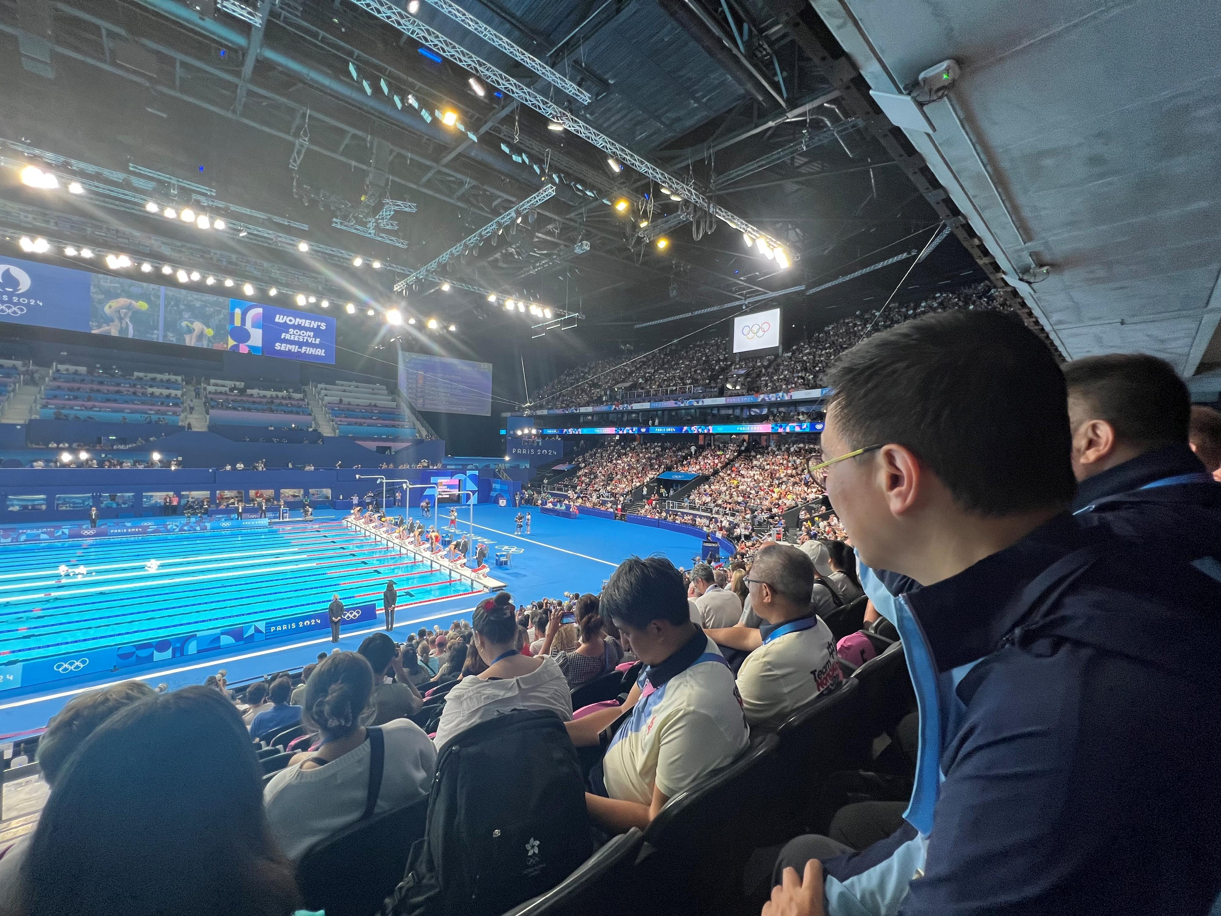 The Secretary for Culture, Sports and Tourism, Mr Kevin Yeung (first right), watched swimming competitions and showed support to Hong Kong swimming athletes at the swimming venue in Paris yesterday (July 28, Paris time).