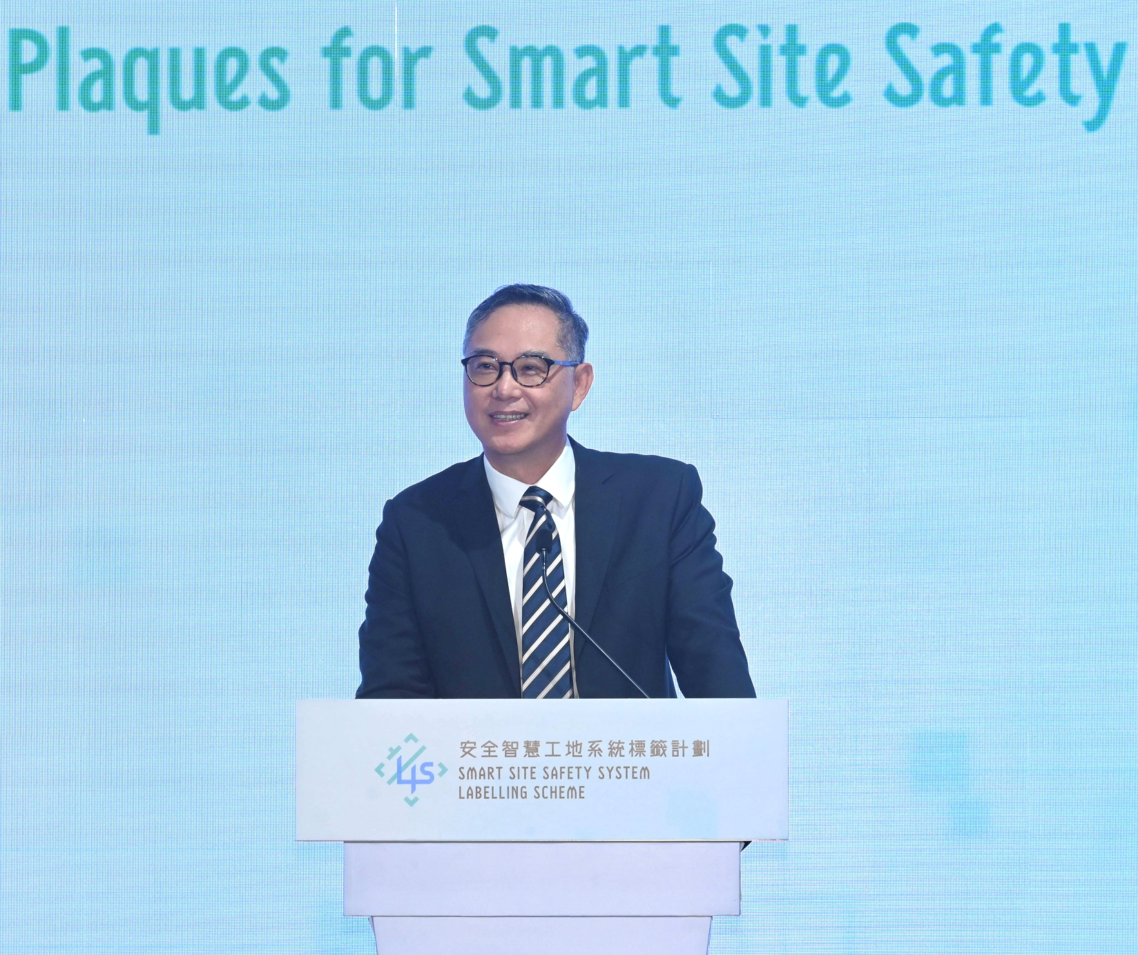 The Development Bureau and the Construction Industry Council today (July 29) issued label plaques to the first batch of 110 public and private construction sites participating in the Smart Site Safety System (4S) Labelling Scheme to indicate the proper adoption of 4S at their respective construction sites. Photo shows the Permanent Secretary for Development (Works), Mr Ricky Lau, speaking at the plaque presentation ceremony.