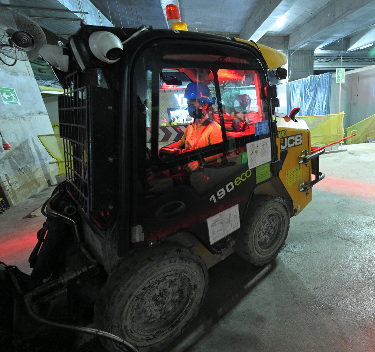 The Development Bureau and the Construction Industry Council today (July 29) issued label plaques to the first batch of 110 public and private construction sites participating in the Smart Site Safety System (4S) Labelling Scheme to indicate the proper adoption of 4S at their respective construction sites. Photo shows a loader with 4S in a private construction site with 4S label, atop the Hong Kong West Kowloon Station.