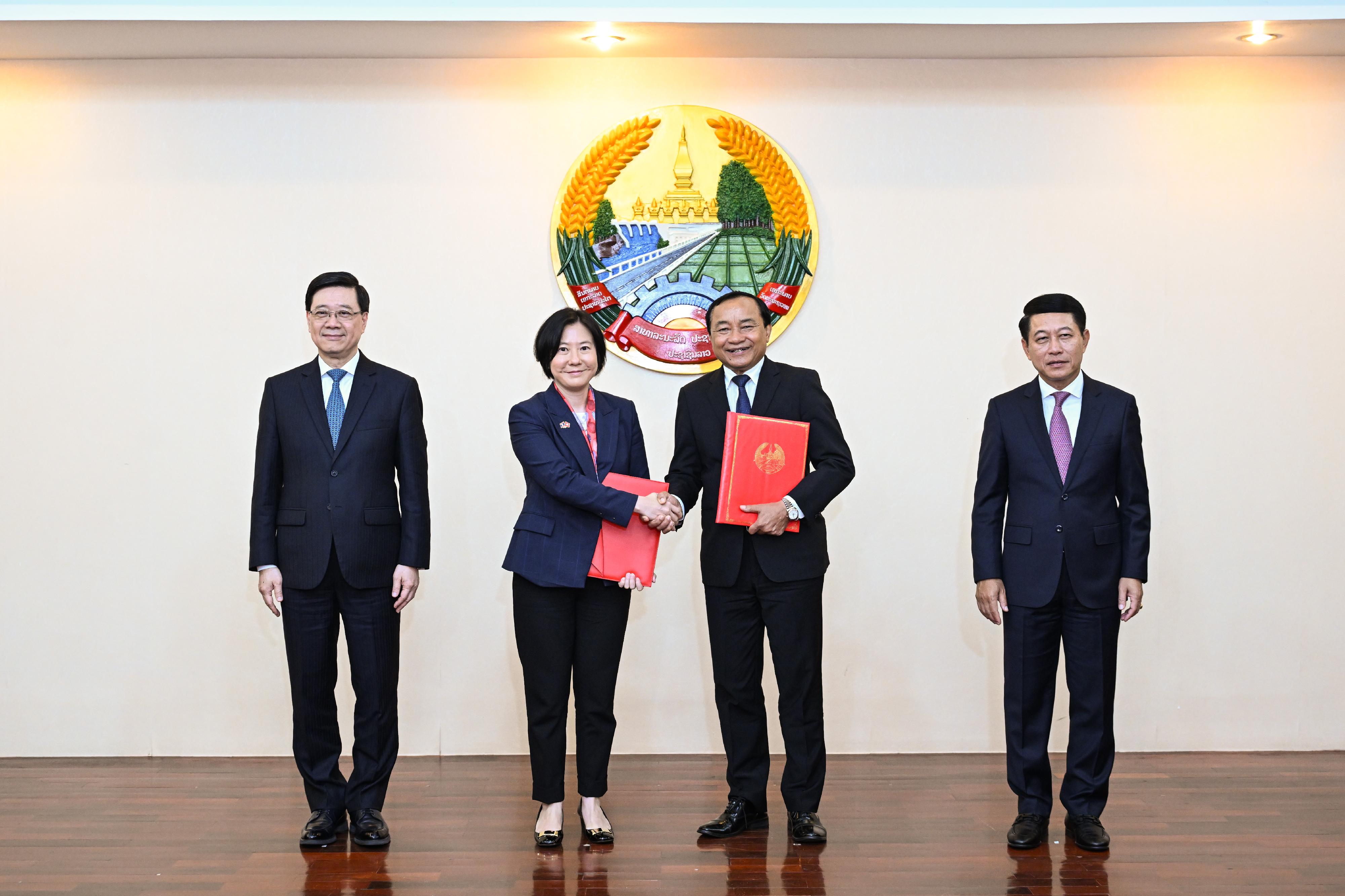 行政长官李家超今日（七月二十九日）率领香港特别行政区代表团继续在老挝首都万象的访问行程。图示李家超（左一）与老挝副总理兼外交部长沙伦赛‧贡玛西（右一）共同见证香港和老挝的机构及企业签署合作备忘录。