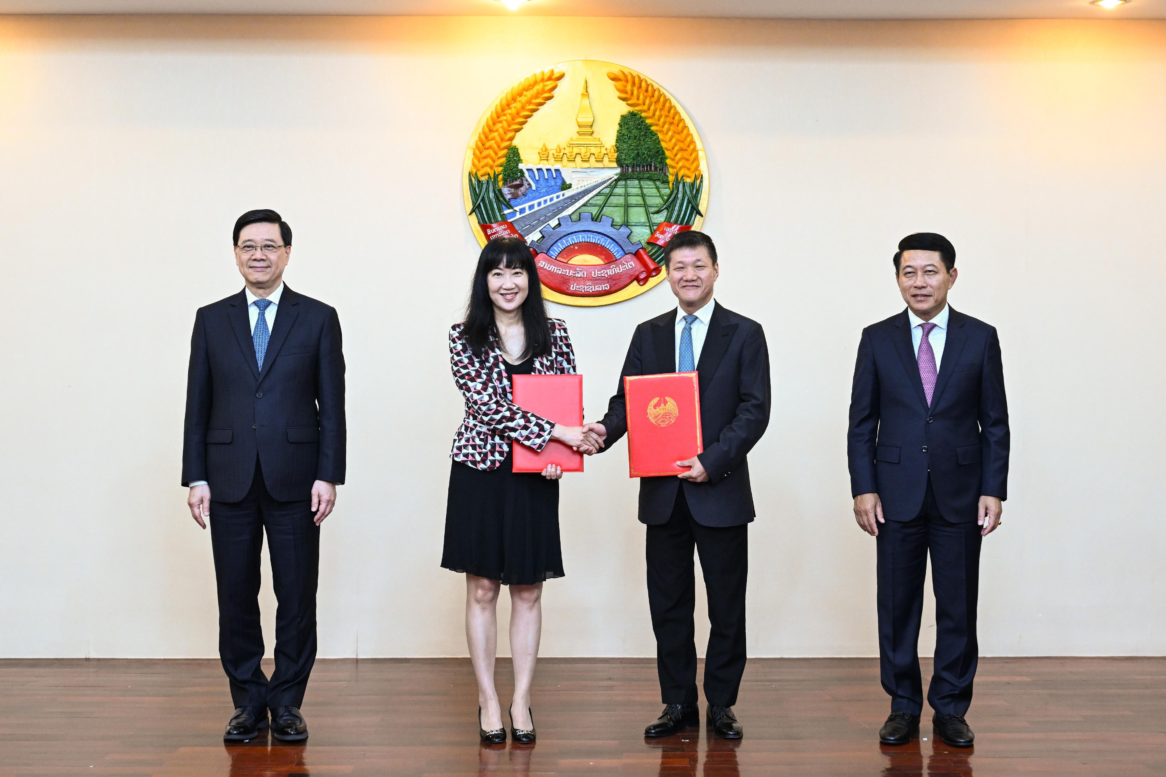 行政长官李家超今日（七月二十九日）率领香港特别行政区代表团继续在老挝首都万象的访问行程。图示李家超（左一）与老挝副总理兼外交部长沙伦赛‧贡玛西（右一）共同见证香港和老挝的机构及企业签署合作备忘录。