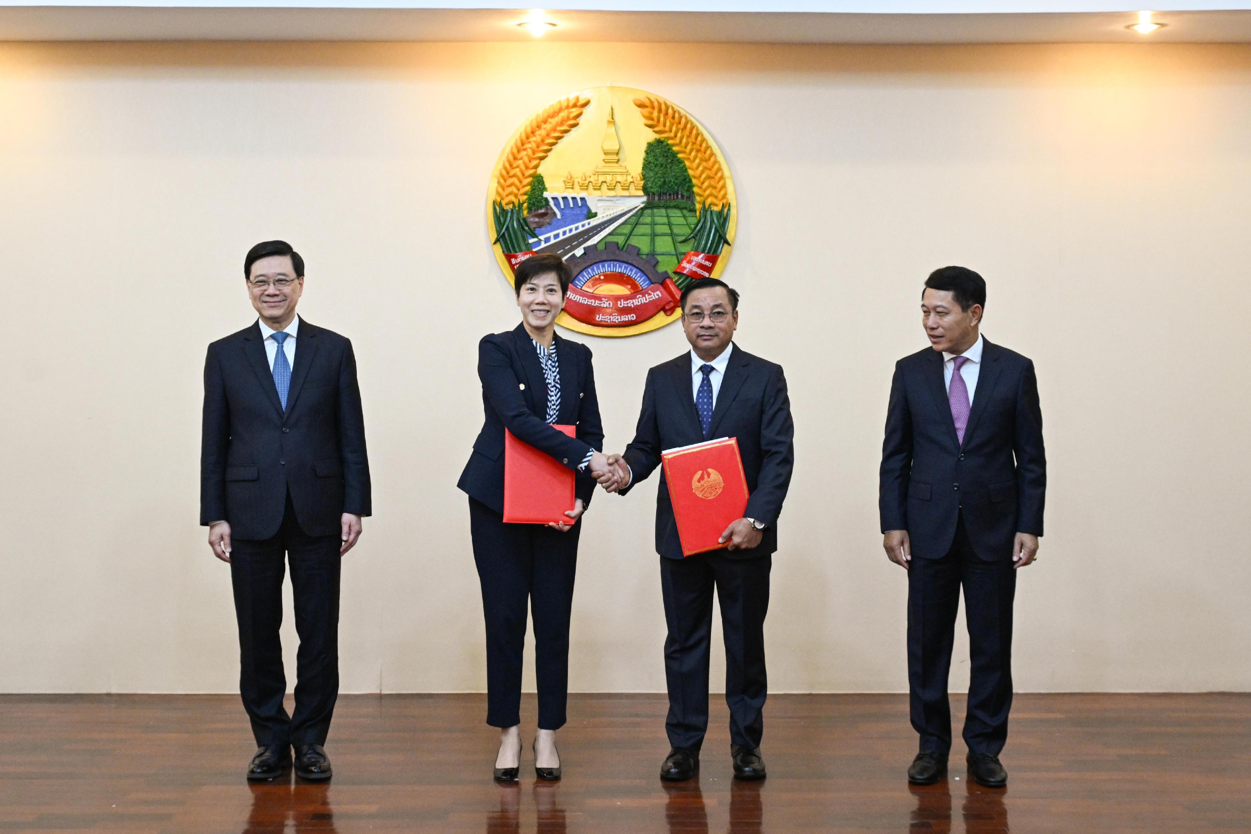 行政长官李家超今日（七月二十九日）率领香港特别行政区代表团继续在老挝首都万象的访问行程。图示李家超（左一）与老挝副总理兼外交部长沙伦赛‧贡玛西（右一）共同见证香港和老挝的机构及企业签署合作备忘录。
