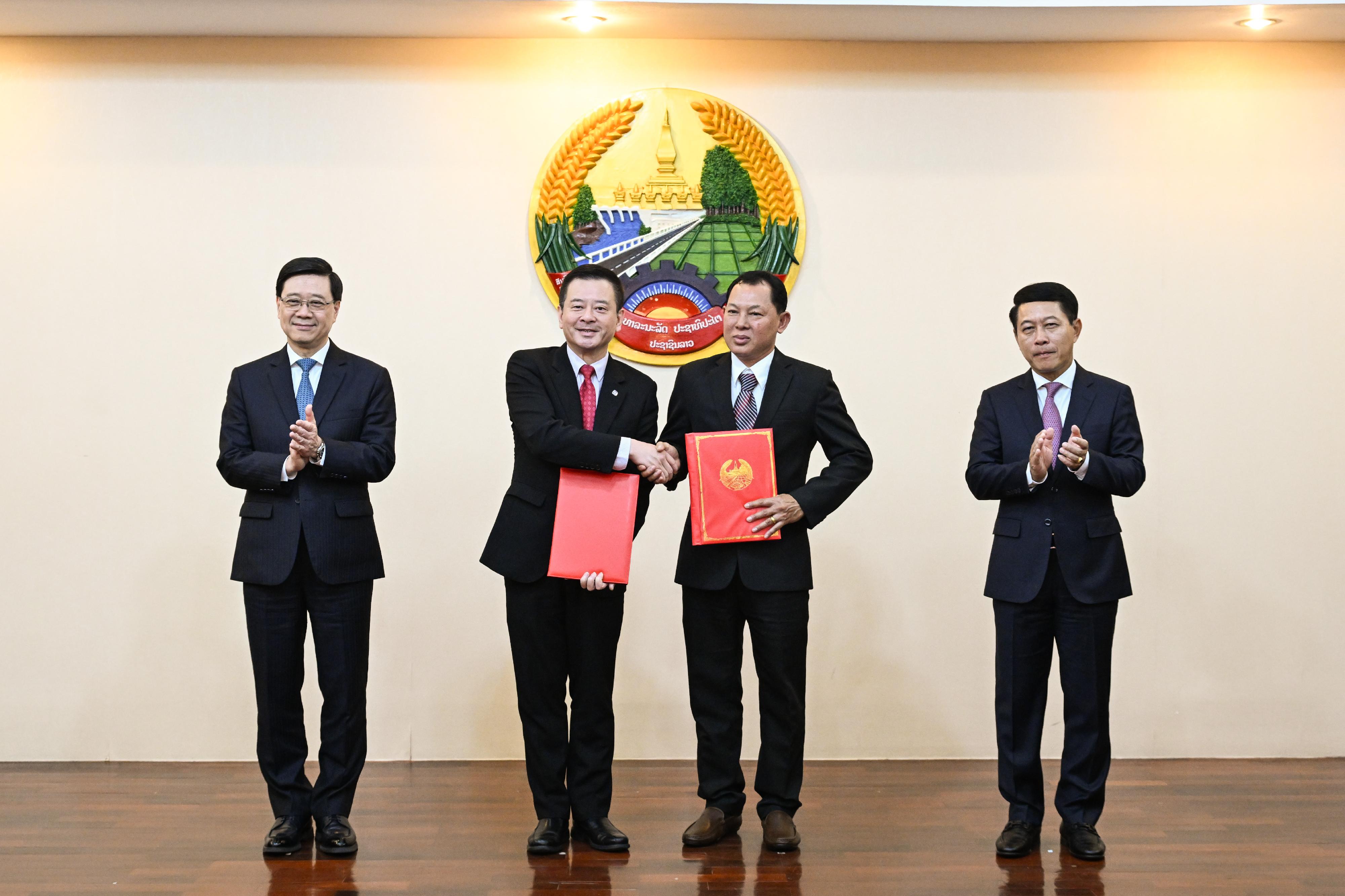 行政长官李家超今日（七月二十九日）率领香港特别行政区代表团继续在老挝首都万象的访问行程。图示李家超（左一）与老挝副总理兼外交部长沙伦赛‧贡玛西（右一）共同见证香港和老挝的机构及企业签署合作备忘录。