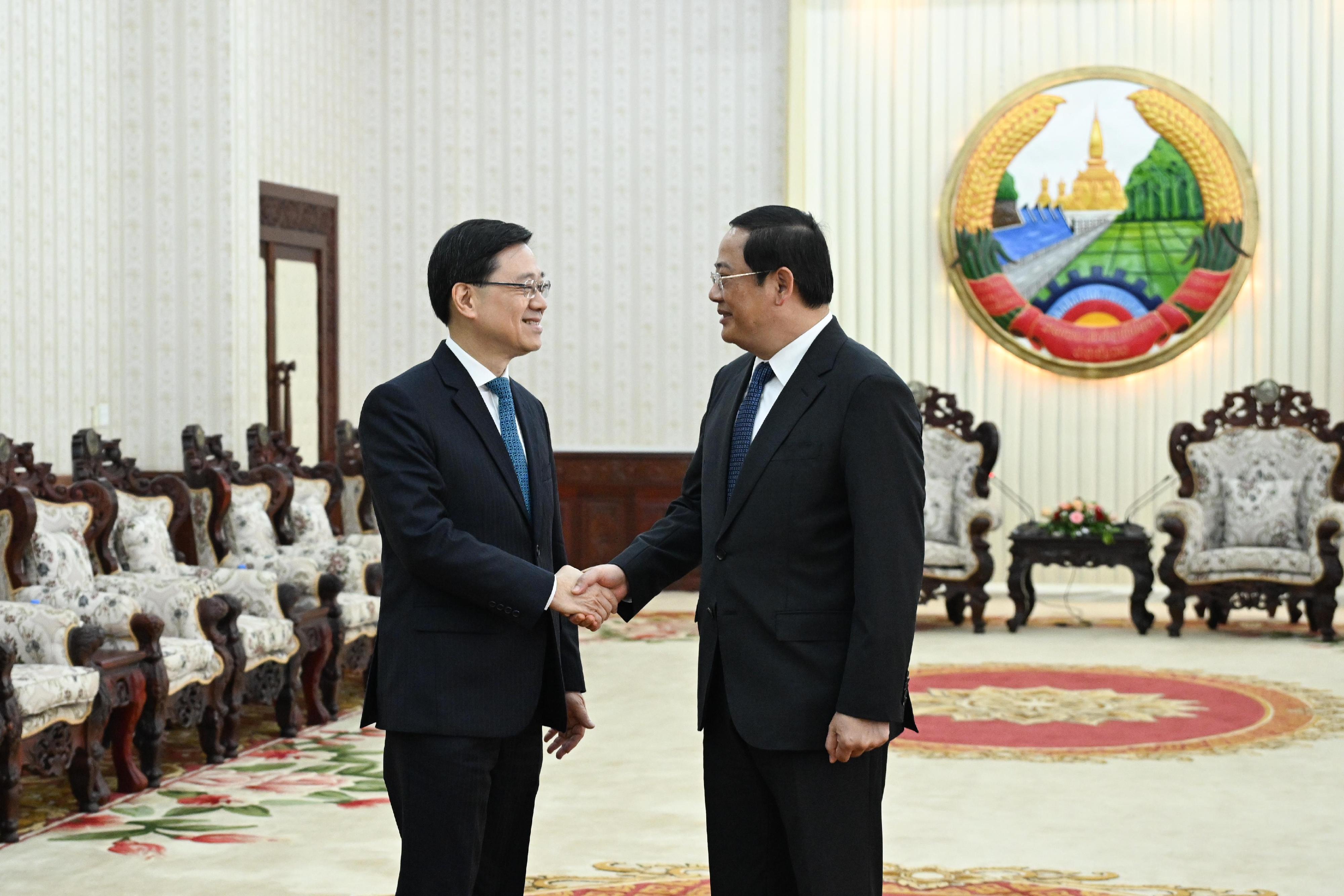 行政长官李家超今日（七月二十九日）率领香港特别行政区代表团继续在老挝首都万象的访问行程。图示李家超（左）与老挝总理宋赛．西潘敦（右）会面。
