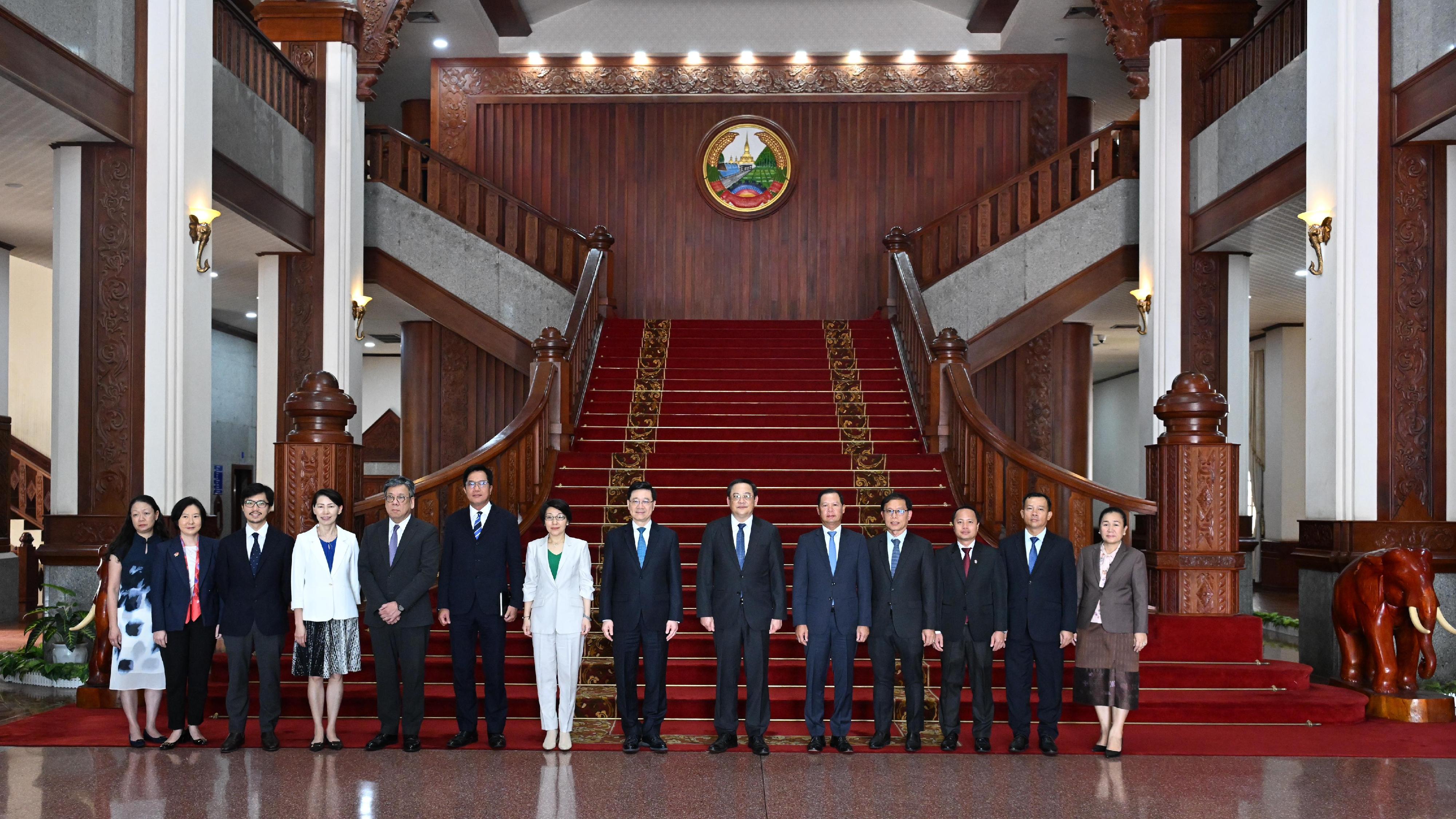 行政长官李家超今日（七月二十九日）率领香港特别行政区代表团继续在老挝首都万象的访问行程。图示（左起）政府新闻处处长廖李可期、投资推广署署长刘凯旋、「一带一路」专员何力治、行政长官办公室主任叶文娟、商务及经济发展局局长丘应桦、财政司副司长黄伟纶、中华人民共和国驻老挝人民民主共和国特命全权大使方虹、李家超、老挝总理宋赛．西潘敦，以及其他官员合照。