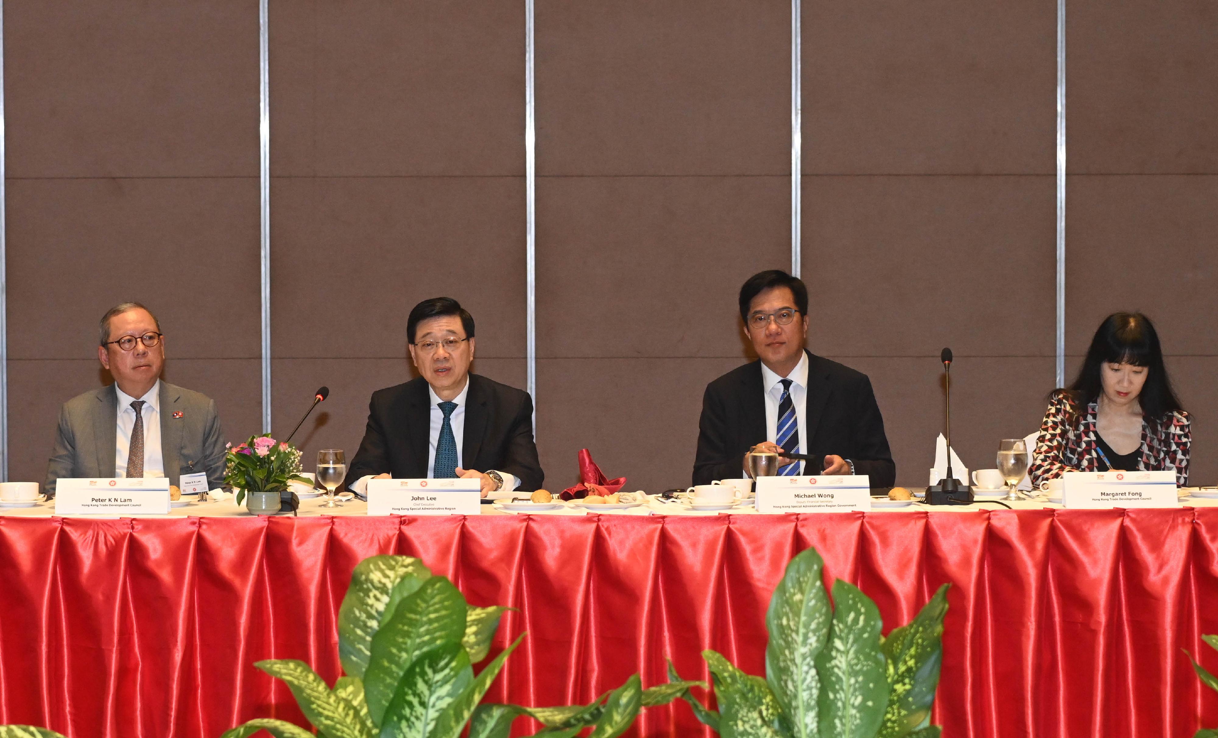 The Chief Executive, Mr John Lee, today (July 29) led a Hong Kong Special Administrative Region delegation to continue their visit in Vientiane, the capital of Laos. Photo shows (from left) the Chairman of the Hong Kong Trade Development Council (HKTDC), Dr Peter Lam; Mr Lee; the Deputy Financial Secretary, Mr Michael Wong; and the Executive Director of the HKTDC, Ms Margaret Fong, meeting with key members of Lao National Chamber of Commerce and Industry.