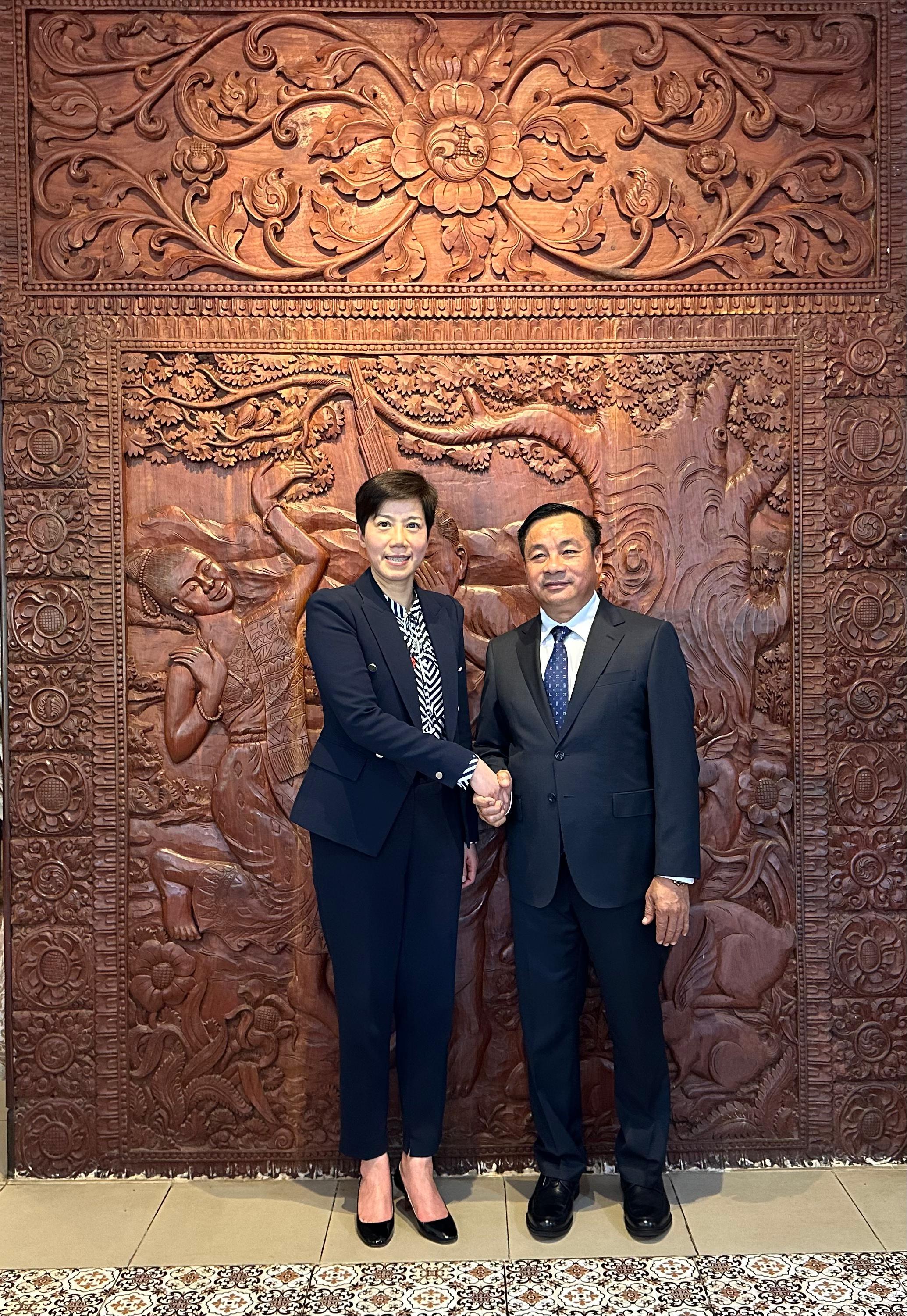 The Commissioner of Customs and Excise, Ms Louise Ho (left), yesterday (July 29) paid a courtesy visit to the Director-General of Lao Customs Department, Mr Phoukhaokham Vannavongxay (right), in Vientiane, Laos, to exchange views on reinforcing communications and enhancing co-operation.