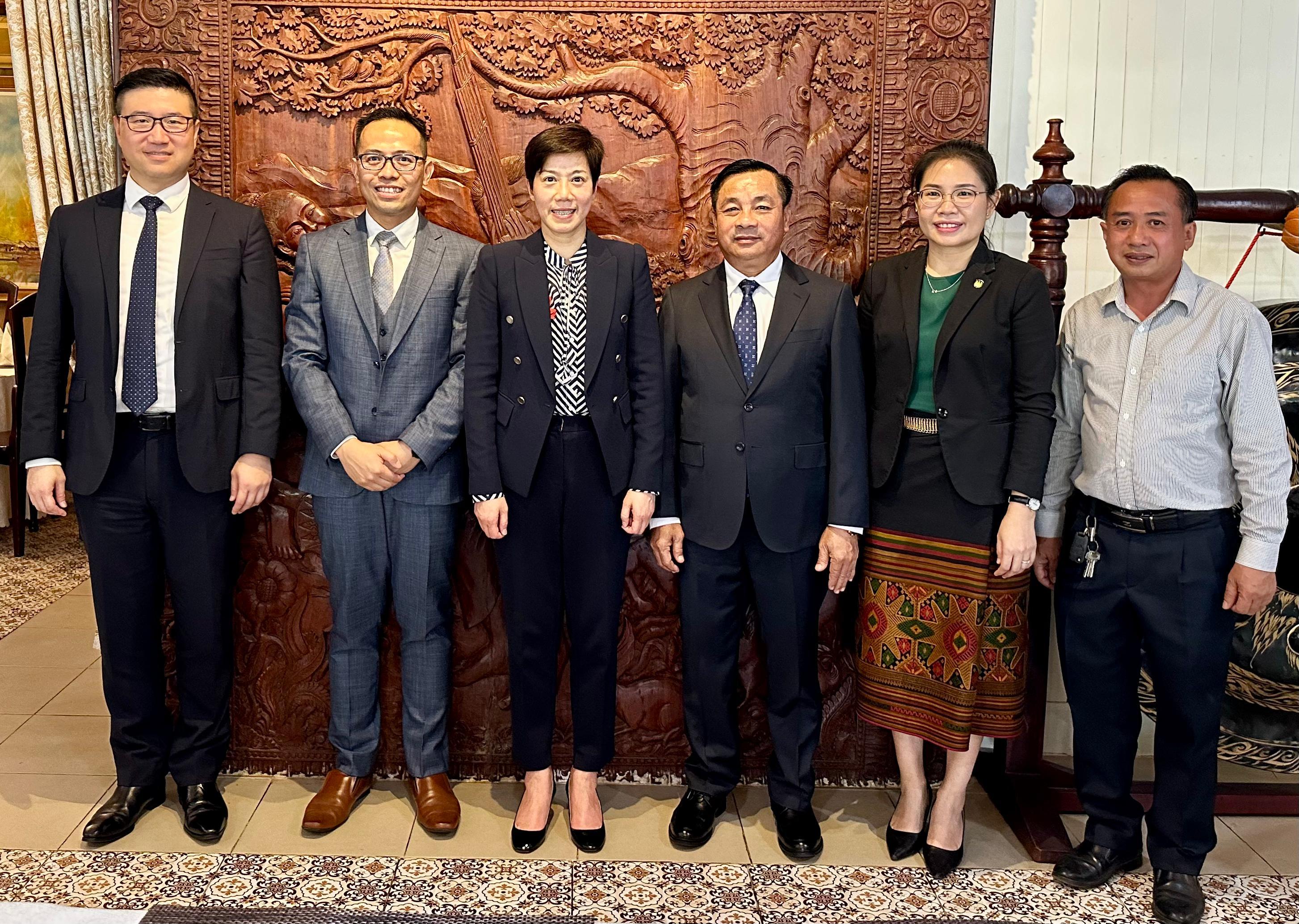 The Commissioner of Customs and Excise, Ms Louise Ho, yesterday (July 29) paid a courtesy visit to the Director-General of Lao Customs Department, Mr Phoukhaokham Vannavongxay, in Vientiane, Laos. Photo shows Ms Ho (third left), Mr Vannavongxay (third right), and officers of the two Customs authorities.