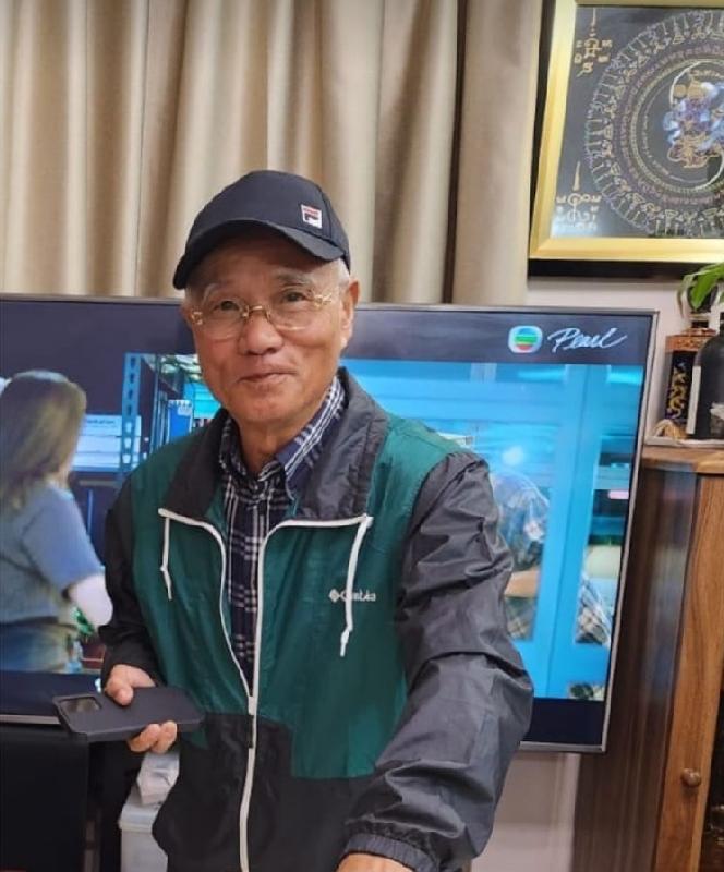 Chan Wan-ming, aged 78, is about 1.7 metres tall, 75 kilograms in weight and of thin build. He has a long face with yellow complexion and short white hair. He was last seen wearing a light blue polo shirt, blue jeans, dark-coloured sneakers, a pair of rimless glasses, a dark-coloured cap and carrying a black rucksack.
