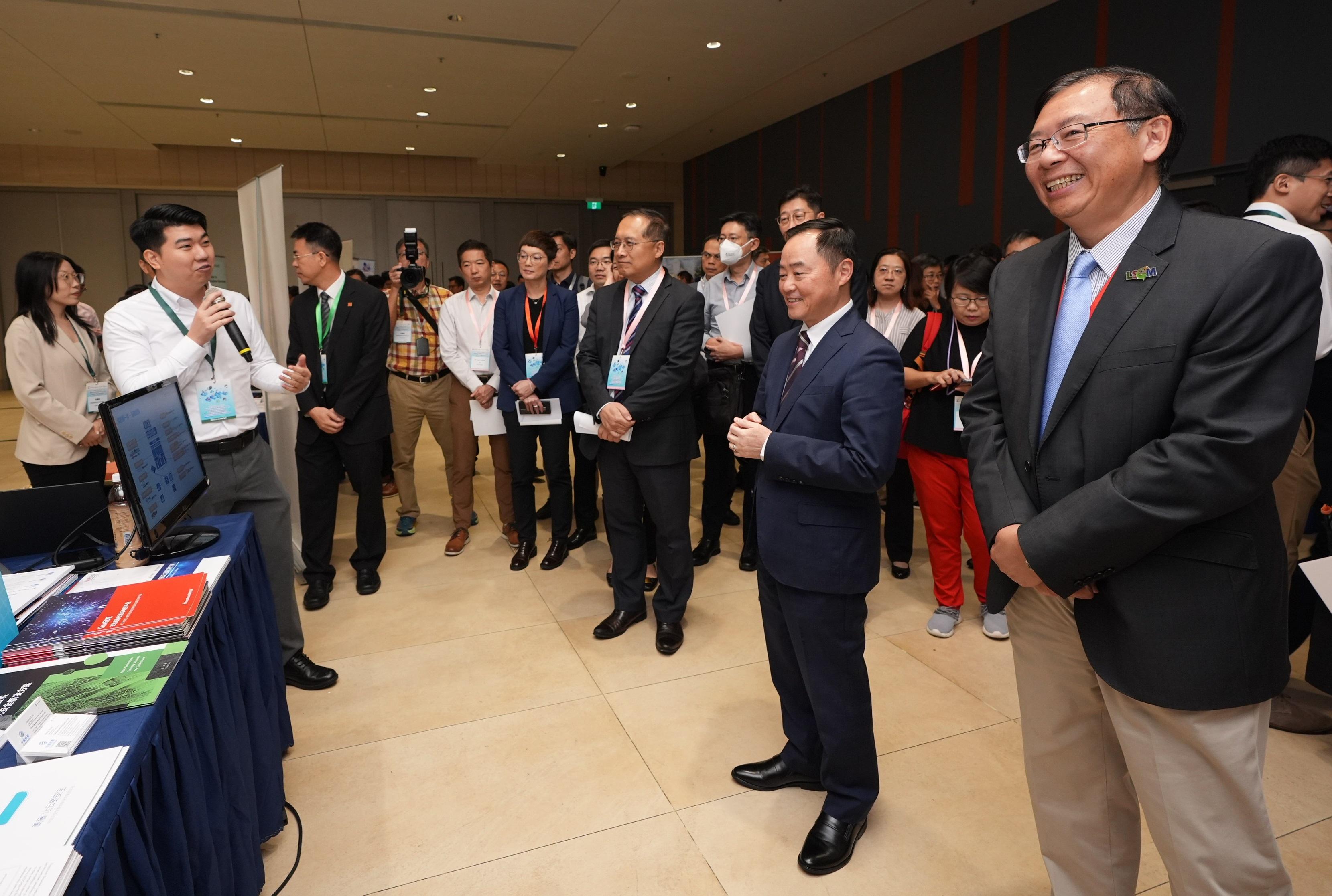 The Commissioner for Digital Policy, Mr Tony Wong (second right), tours exhibition booths during the 19th Technology Forum today (July 30).