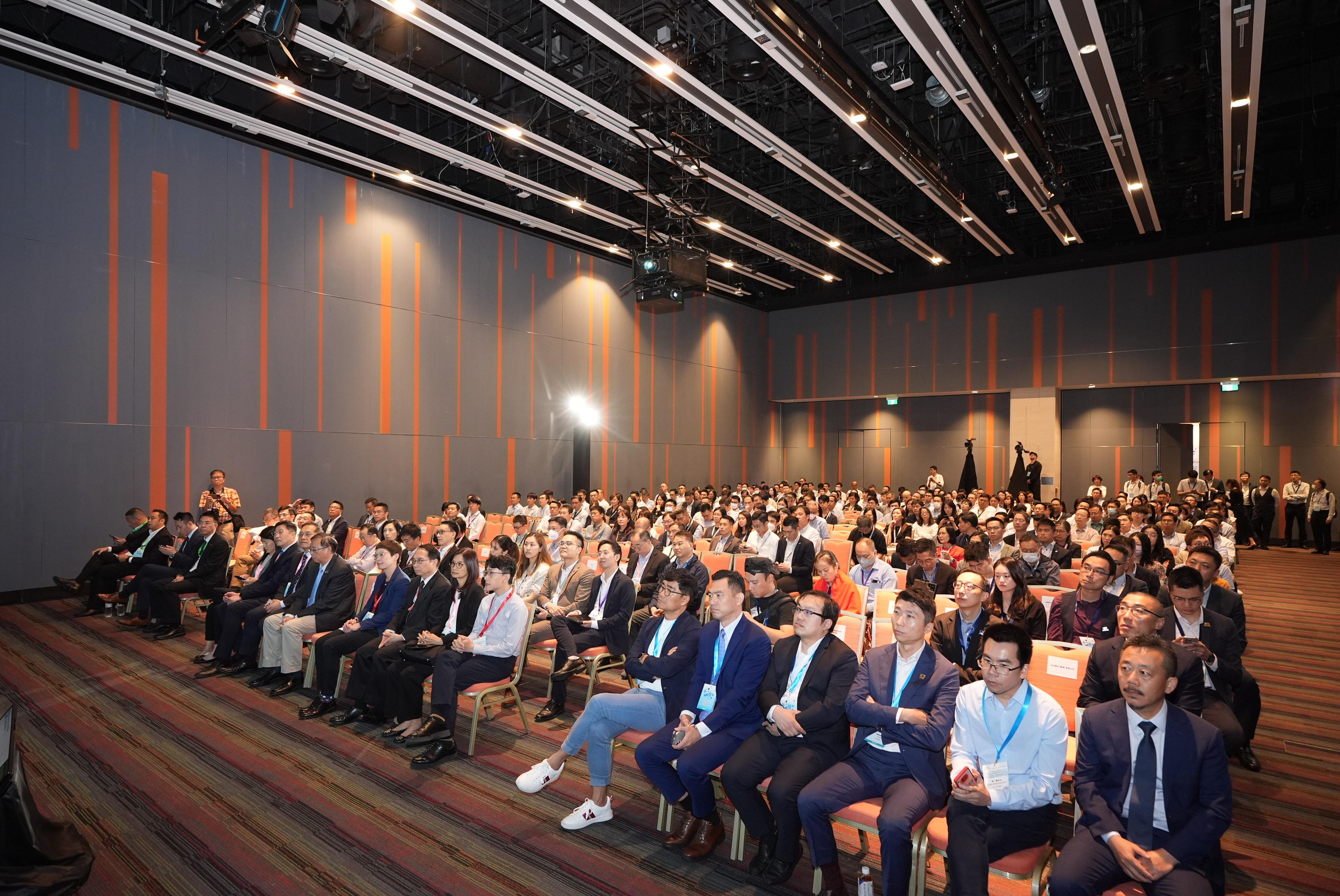 The 19th Technology Forum, with the theme "Empower Public Service Development through National Self-developed Diversified Technologies", was held today (July 30) and attracted colleagues from over 40 government departments and representatives from 12 Mainland innovation and technology enterprises.