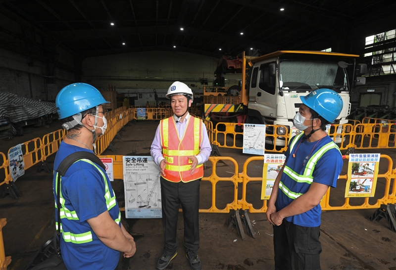 The Labour Department launched a promotional campaign today (July 31) to promote lifting work safety. Photo shows the Deputy Commissioner for Labour (Occupational Safety and Health), Mr Vincent Fung (centre), reminding the employer and workers to pay attention to occupational safety and health during a workplace visit. 