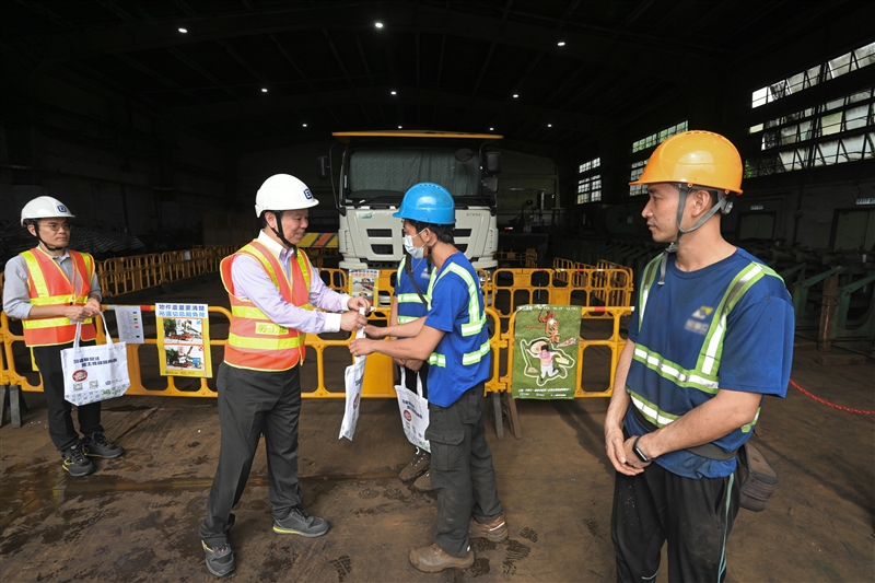 The Deputy Commissioner for Labour (Occupational Safety and Health), Mr Vincent Fung (second left), visits a factory today (July 31) to promote lifting work safety to the employer and workers.