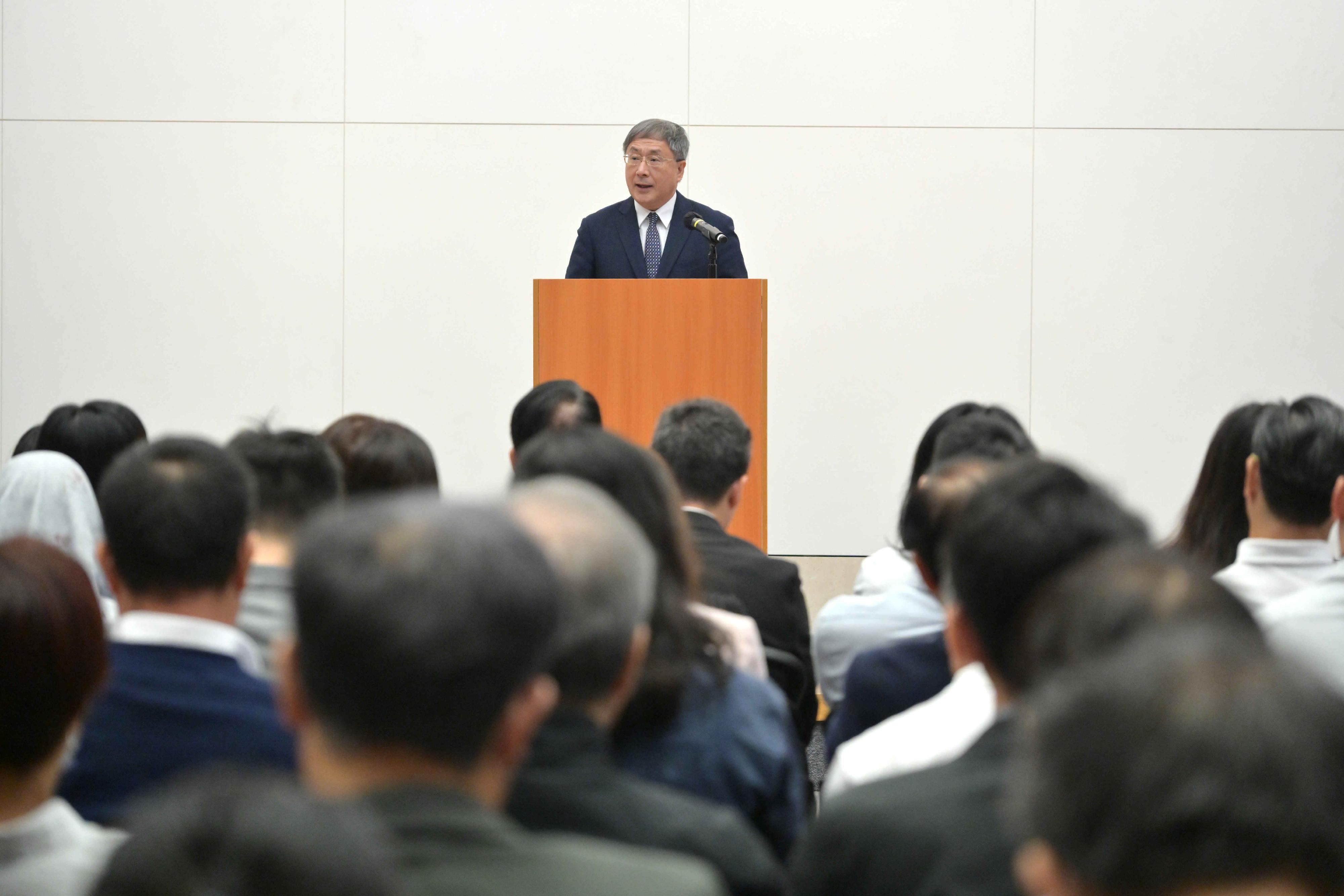 The Home and Youth Affairs Bureau held the second training on district governance for the seventh-term District Councils at the Central Government Offices today (July 31). Photo shows the Deputy Chief Secretary for Administration, Mr Cheuk Wing-hing, delivering remarks at a training session.