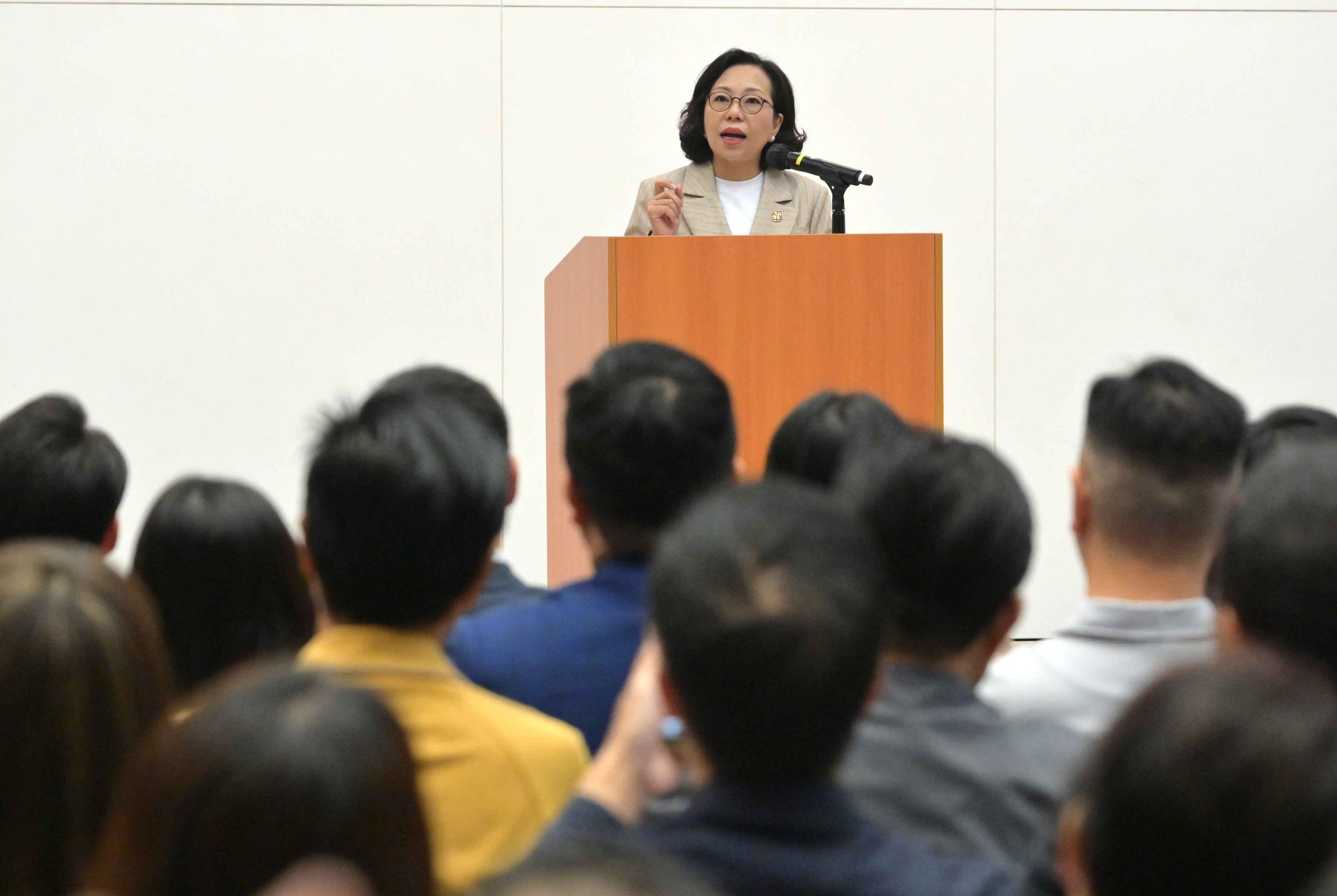 The Home and Youth Affairs Bureau held the second training on district governance for the seventh-term District Councils at the Central Government Offices today (July 31). Photo shows the Secretary for Home and Youth Affairs, Miss Alice Mak, delivering a talk at a training session.
