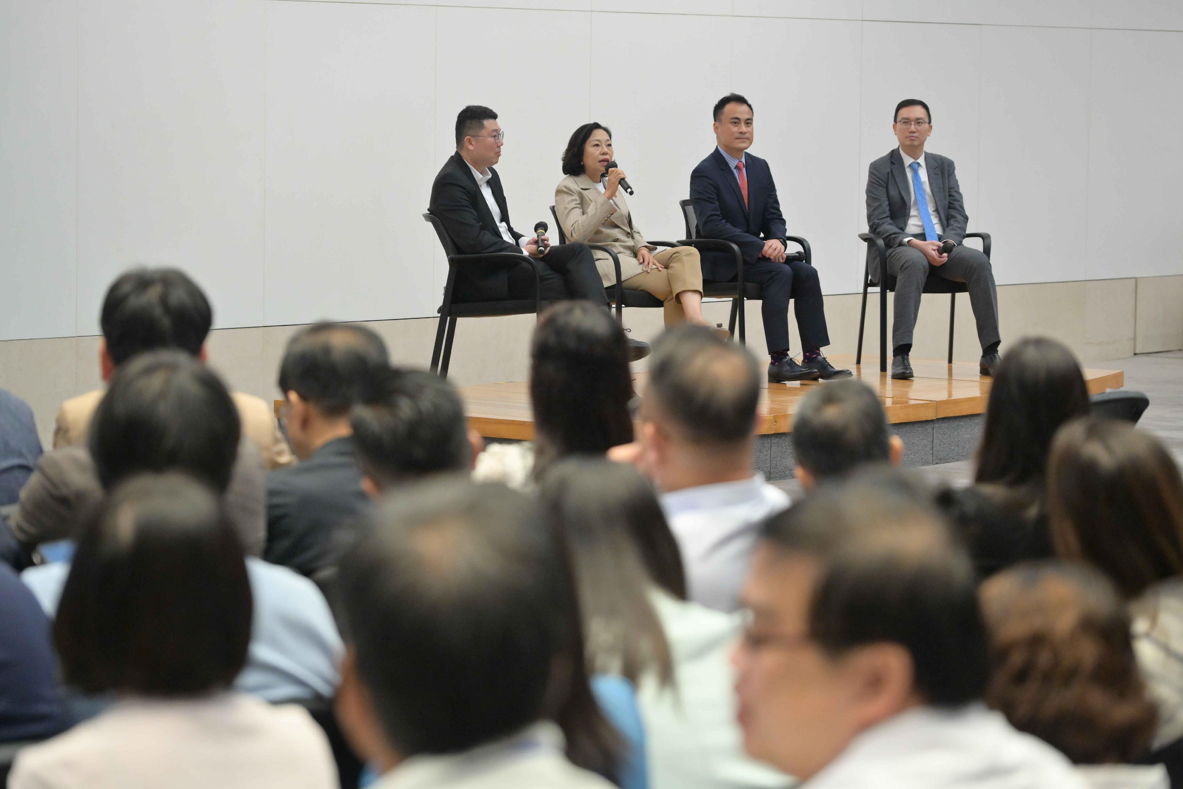 The Home and Youth Affairs Bureau held the second training on district governance for the seventh-term District Councils (DCs) at the Central Government Offices today (July 31). Photo shows the Secretary for Home and Youth Affairs, Miss Alice Mak (second left), together with three experienced former DC members and current members of the Legislative Council, (from left) Hon Lau Kwok-fan, Hon Kwok Wai-keung and Hon Lee Chun-keung, exchanging views with DC members on the questions they raised at the training session.
