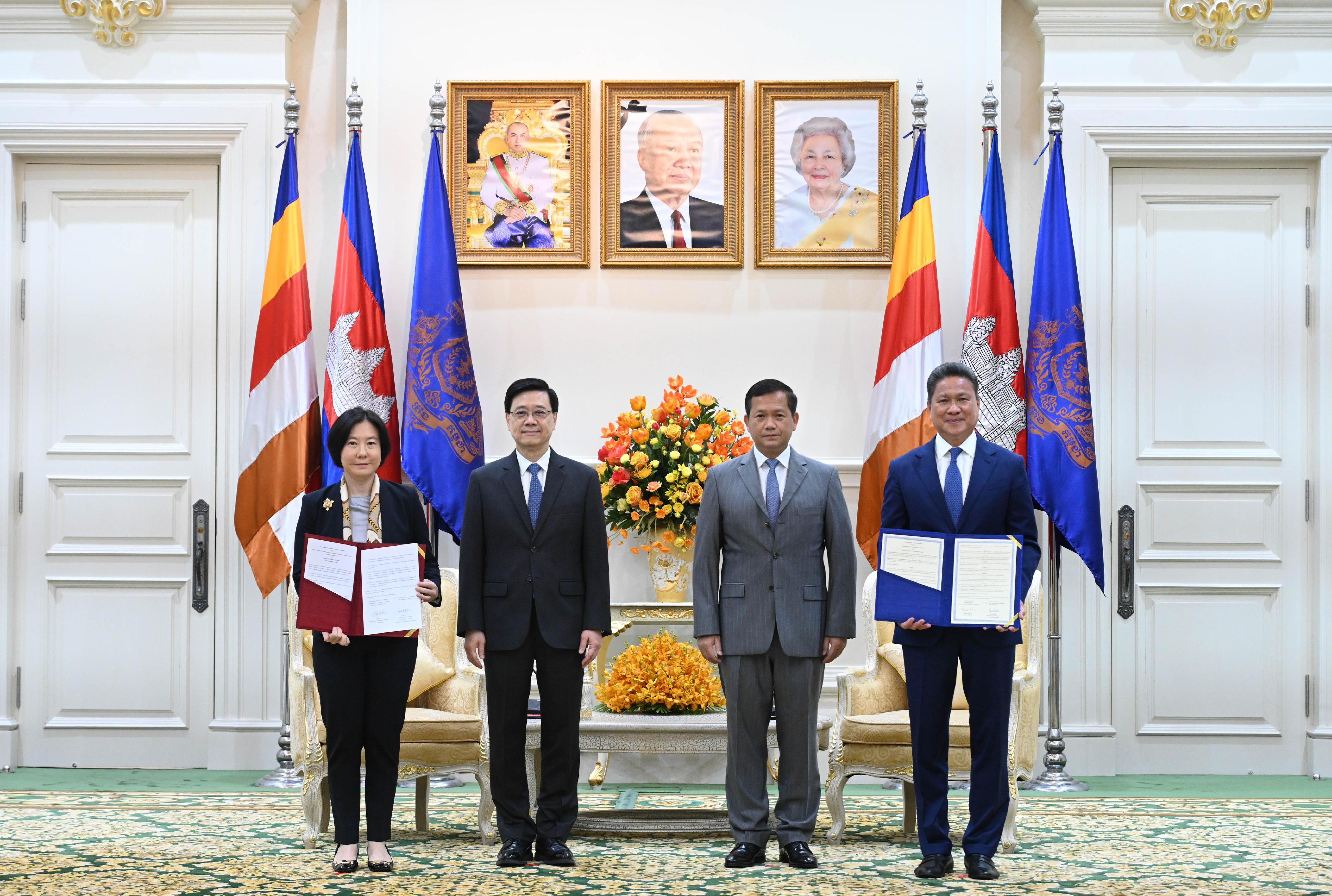 The Chief Executive, Mr John Lee, met with the Prime Minister of Cambodia, Mr Hun Manet in Cambodia today (July 31). Photo shows Mr Lee (second left) and Mr Hun (second right) witnessing the exchange of a memorandum of understanding between Invest Hong Kong and the Council for the Development of Cambodia.