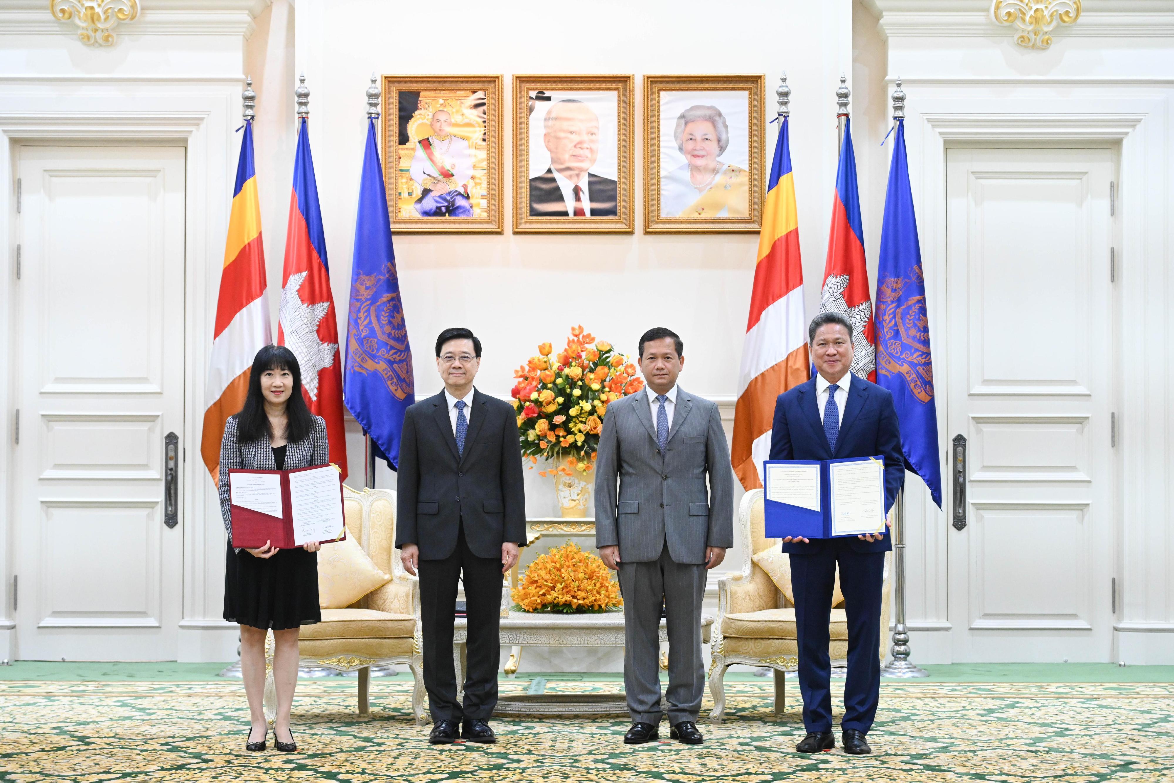 The Chief Executive, Mr John Lee, met with the Prime Minister of Cambodia, Mr Hun Manet in Cambodia today (July 31). Photo shows Mr Lee (second left) and Mr Hun (second right) witnessing the exchange of a memorandum of understanding between the Hong Kong Trade Development Council and the Council for the Development of Cambodia.