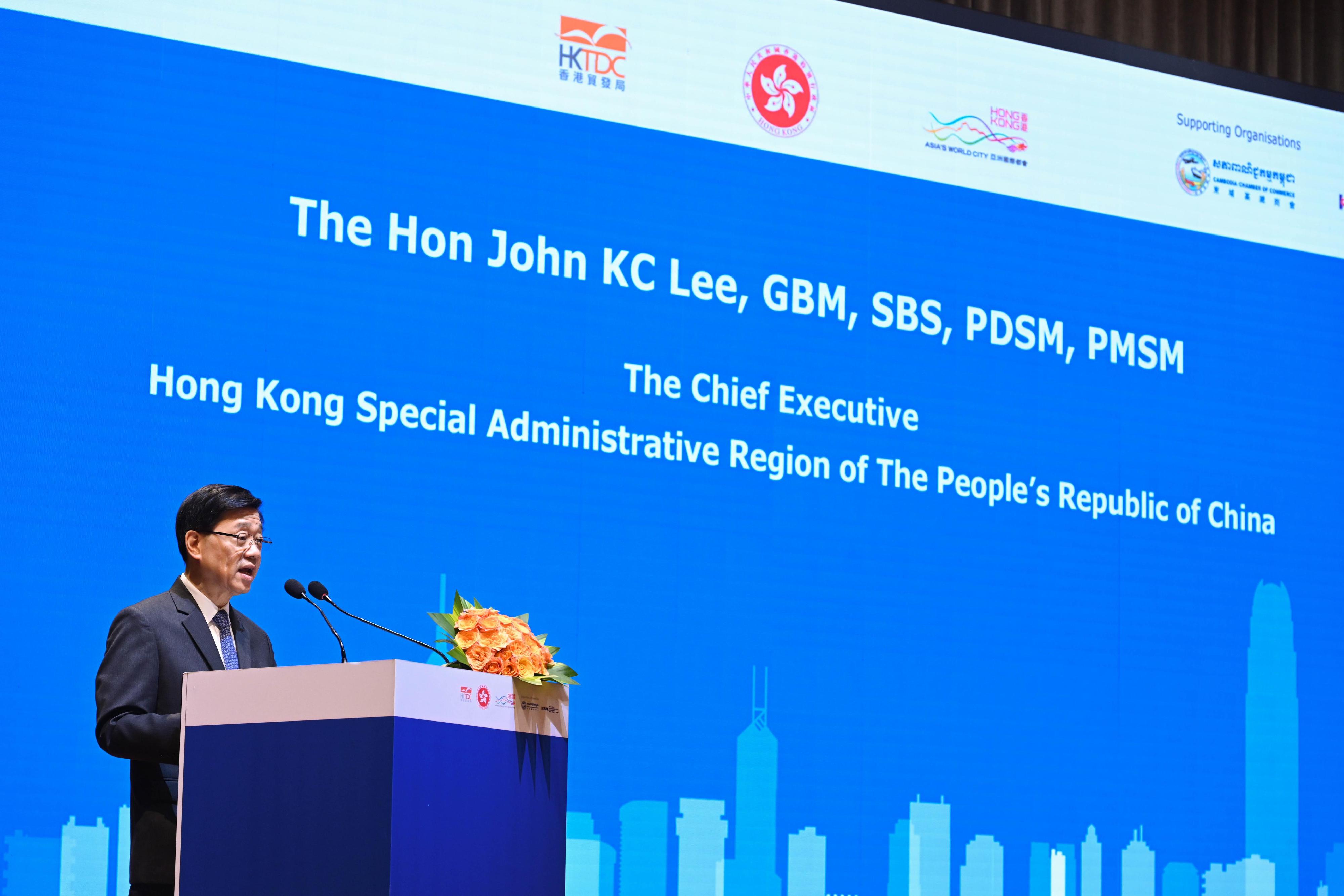 The Chief Executive, Mr John Lee, attended a business luncheon co-organised by the Hong Kong Economic and Trade Office in Bangkok and the Hong Kong Trade Development Council in Cambodia today (July 31). Photo shows Mr Lee speaking at the luncheon. 