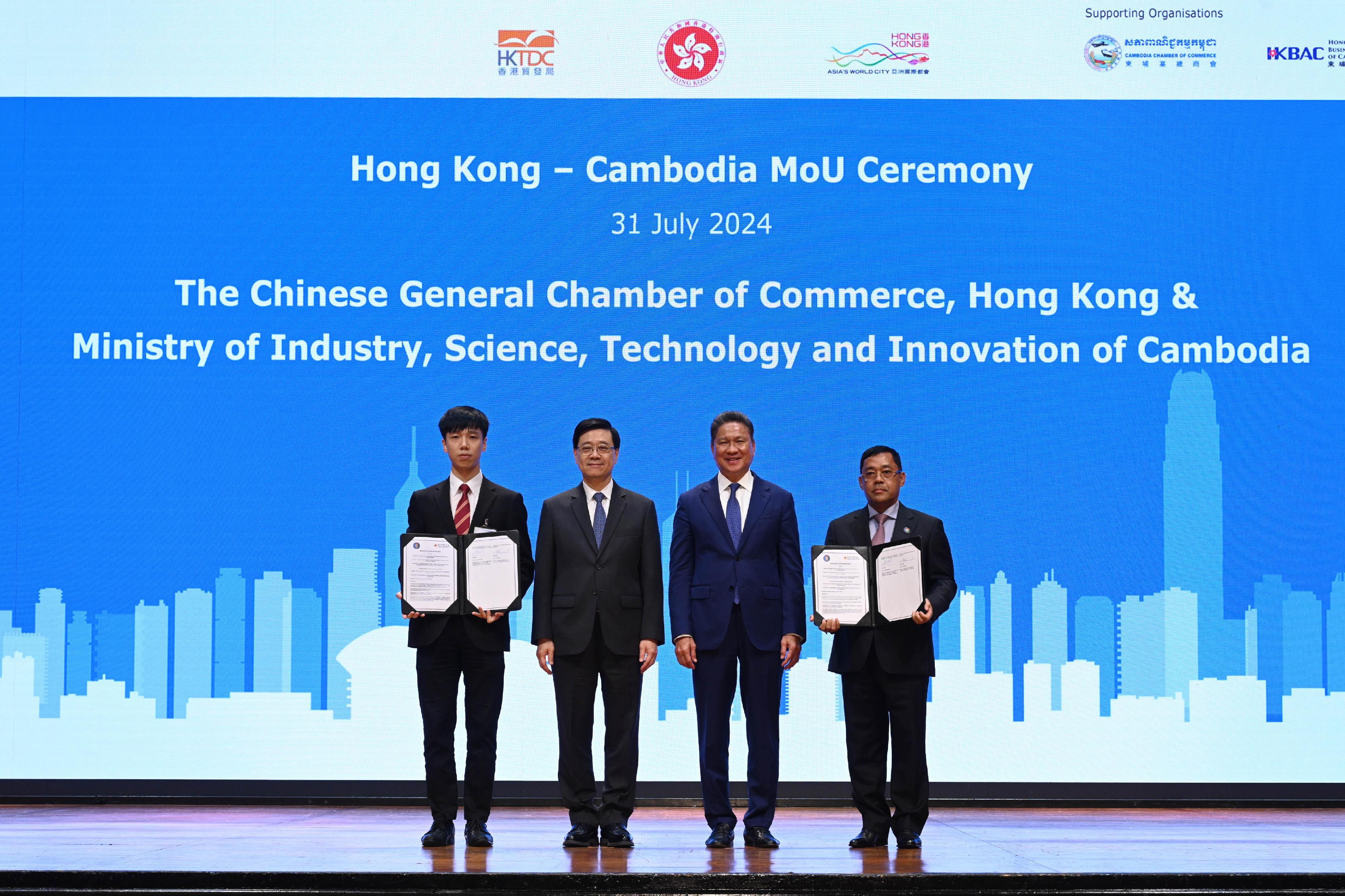 The Chief Executive, Mr John Lee, attended a business luncheon co-organised by the Hong Kong Economic and Trade Office in Bangkok and the Hong Kong Trade Development Council in Cambodia today (July 31). Photo shows Mr Lee (second left) and the Deputy Prime Minister of Cambodia, Mr Sun Chanthol (second right), with representatives of Hong Kong and Cambodian enterprises and organisations signing memoranda of understanding.  