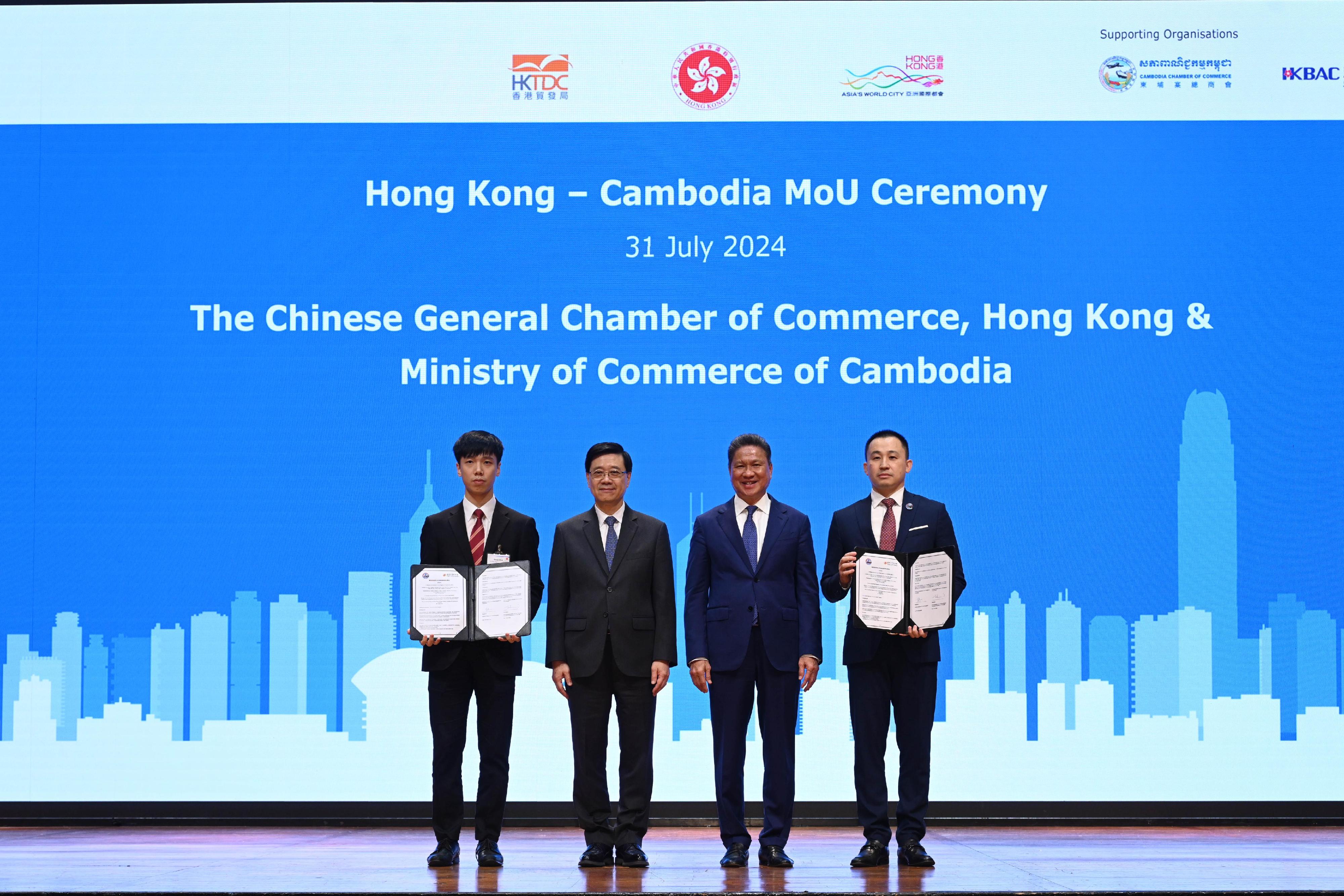 The Chief Executive, Mr John Lee, attended a business luncheon co-organised by the Hong Kong Economic and Trade Office in Bangkok and the Hong Kong Trade Development Council in Cambodia today (July 31). Photo shows Mr Lee (second left) and the Deputy Prime Minister of Cambodia, Mr Sun Chanthol (second right), with representatives of Hong Kong and Cambodian enterprises and organisations signing memoranda of understanding.  