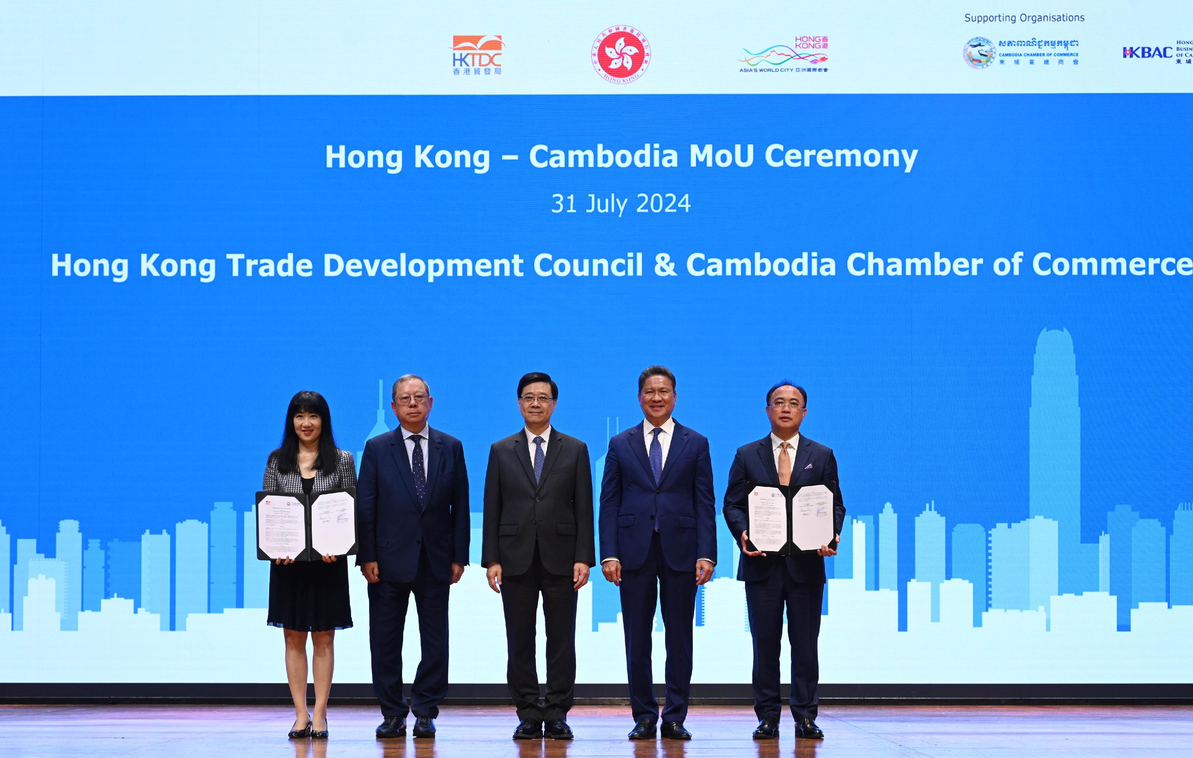 The Chief Executive, Mr John Lee, attended a business luncheon co-organised by the Hong Kong Economic and Trade Office in Bangkok and the Hong Kong Trade Development Council in Cambodia today (July 31). Photo shows (from second left) the Chairman of the Hong Kong Trade Development Council, Dr Peter Lam; Mr Lee and the Deputy Prime Minister of Cambodia, Mr Sun Chanthol, with representatives of Hong Kong and Cambodian enterprises and organisations signing memoranda of understanding.  