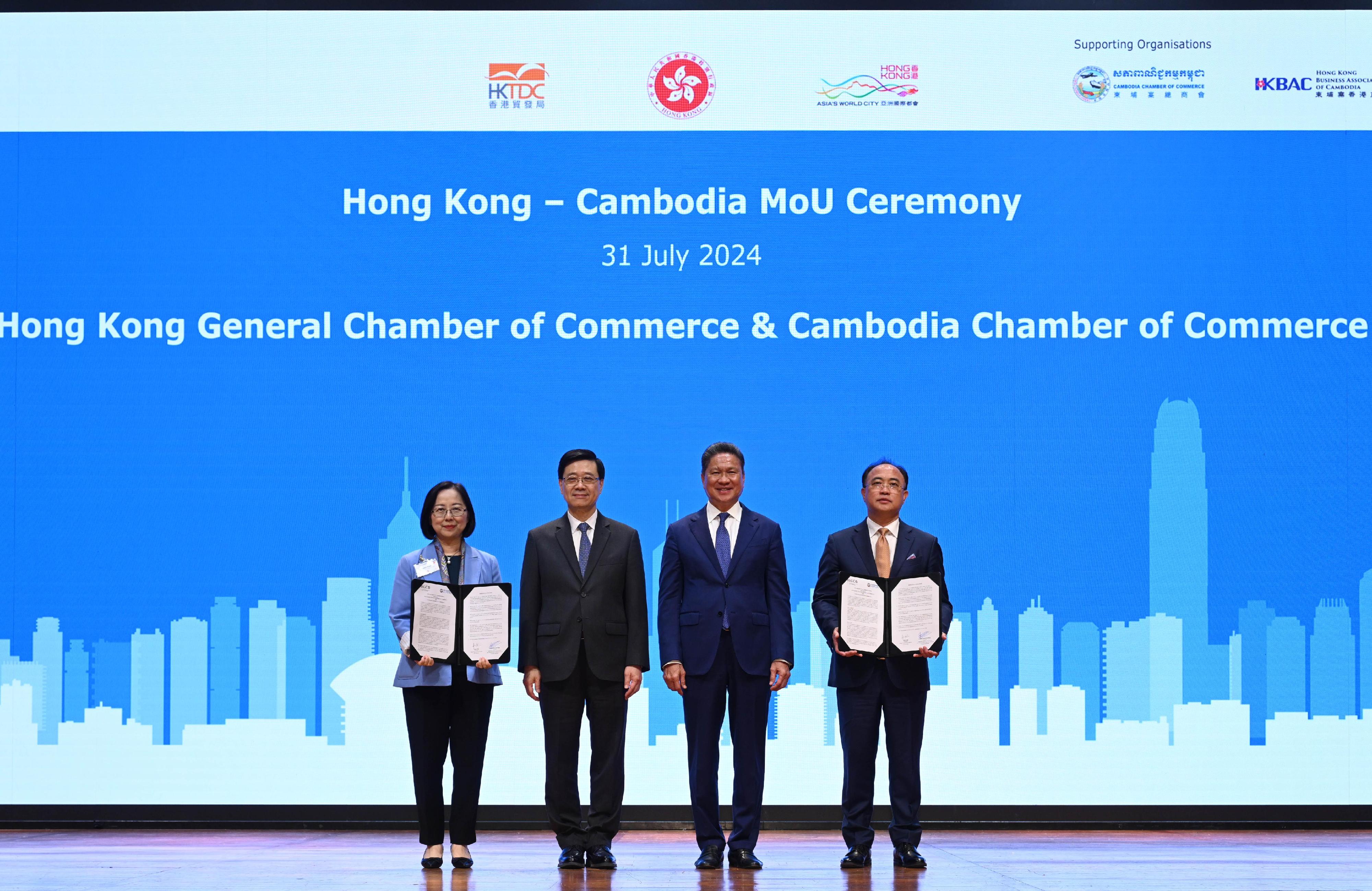 The Chief Executive, Mr John Lee, attended a business luncheon co-organised by the Hong Kong Economic and Trade Office in Bangkok and the Hong Kong Trade Development Council in Cambodia today (July 31). Photo shows Mr Lee (second left) and the Deputy Prime Minister of Cambodia, Mr Sun Chanthol (second right), with representatives of Hong Kong and Cambodian enterprises and organisations signing memoranda of understanding.  