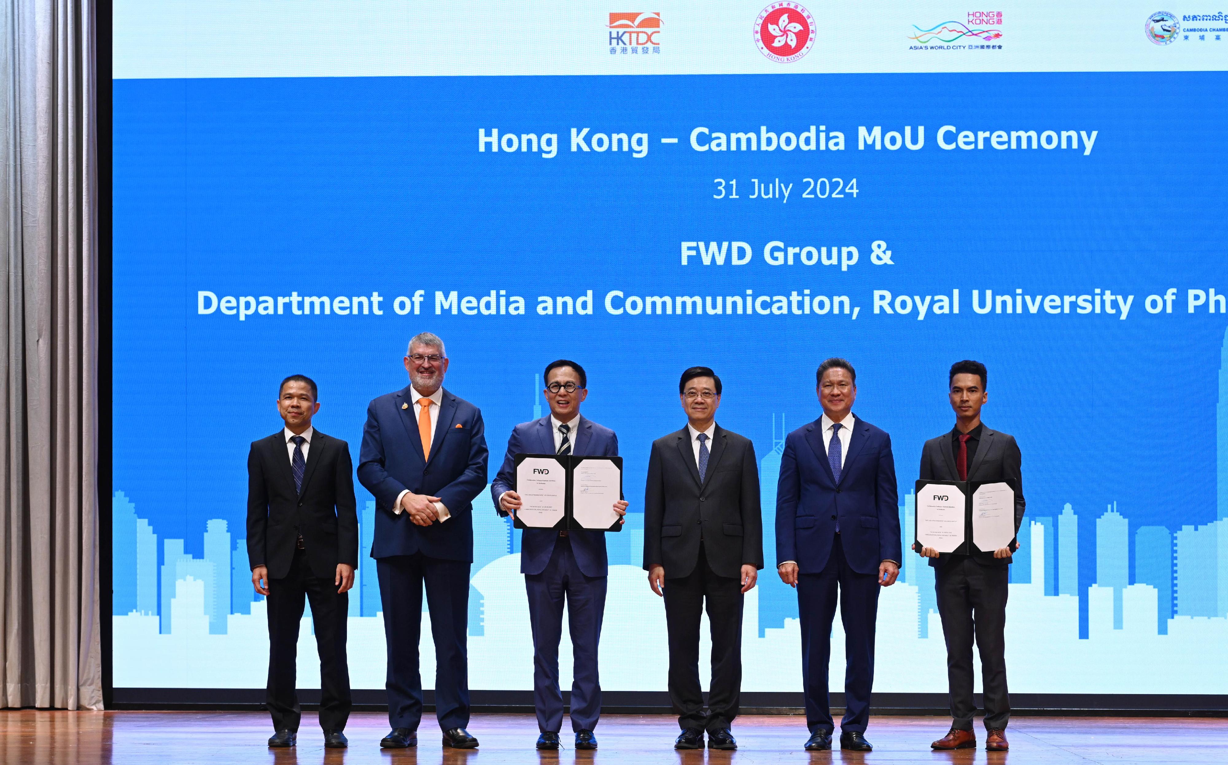 The Chief Executive, Mr John Lee, attended a business luncheon co-organised by the Hong Kong Economic and Trade Office in Bangkok and the Hong Kong Trade Development Council in Cambodia today (July 31). Photo shows Mr Lee (third right) and the Deputy Prime Minister of Cambodia, Mr Sun Chanthol (second right), with representatives of Hong Kong and Cambodian enterprises and organisations signing memoranda of understanding.  