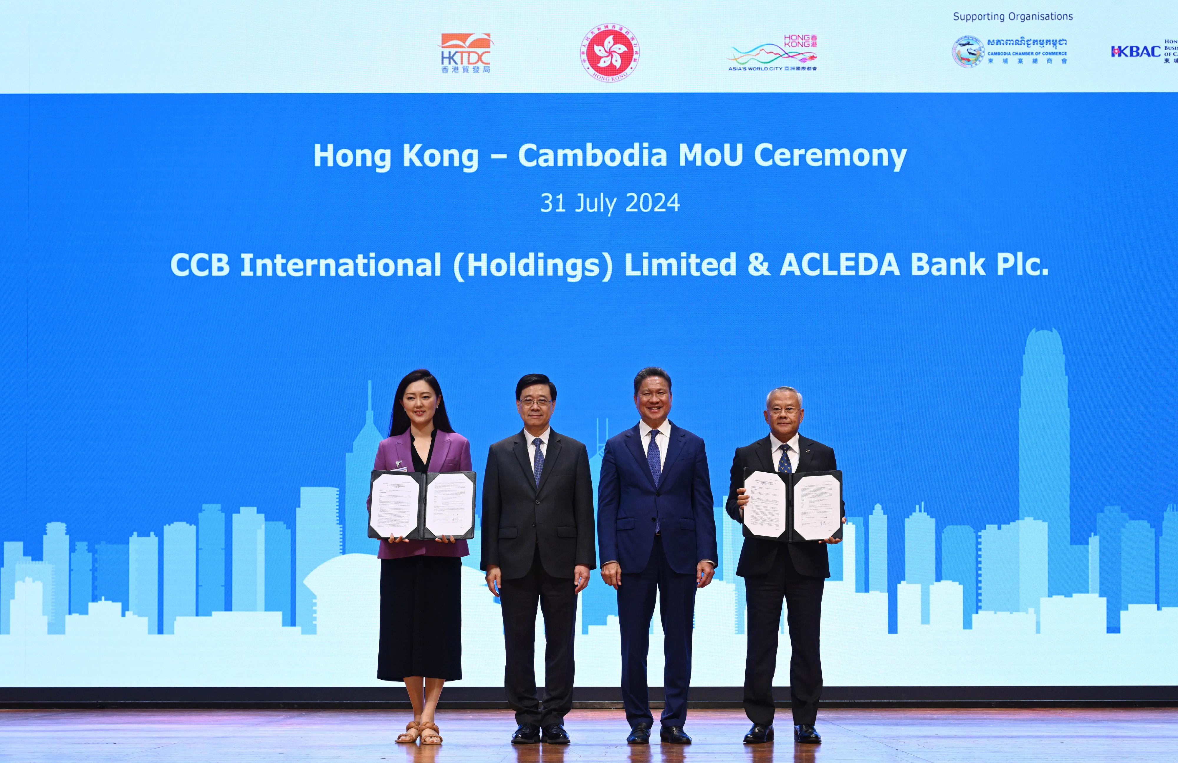 The Chief Executive, Mr John Lee, attended a business luncheon co-organised by the Hong Kong Economic and Trade Office in Bangkok and the Hong Kong Trade Development Council in Cambodia today (July 31). Photo shows Mr Lee (second left) and the Deputy Prime Minister of Cambodia, Mr Sun Chanthol (second right), with representatives of Hong Kong and Cambodian enterprises and organisations signing memoranda of understanding.  