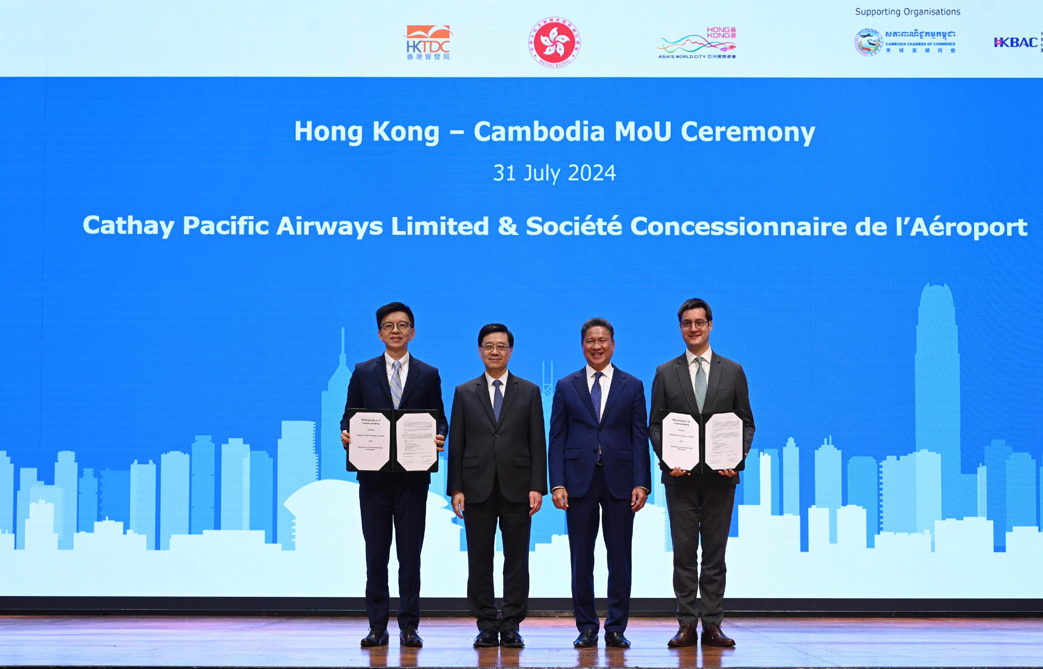 The Chief Executive, Mr John Lee, attended a business luncheon co-organised by the Hong Kong Economic and Trade Office in Bangkok and the Hong Kong Trade Development Council in Cambodia today (July 31). Photo shows Mr Lee (second left) and the Deputy Prime Minister of Cambodia, Mr Sun Chanthol (second right), with representatives of Hong Kong and Cambodian enterprises and organisations signing memoranda of understanding.  