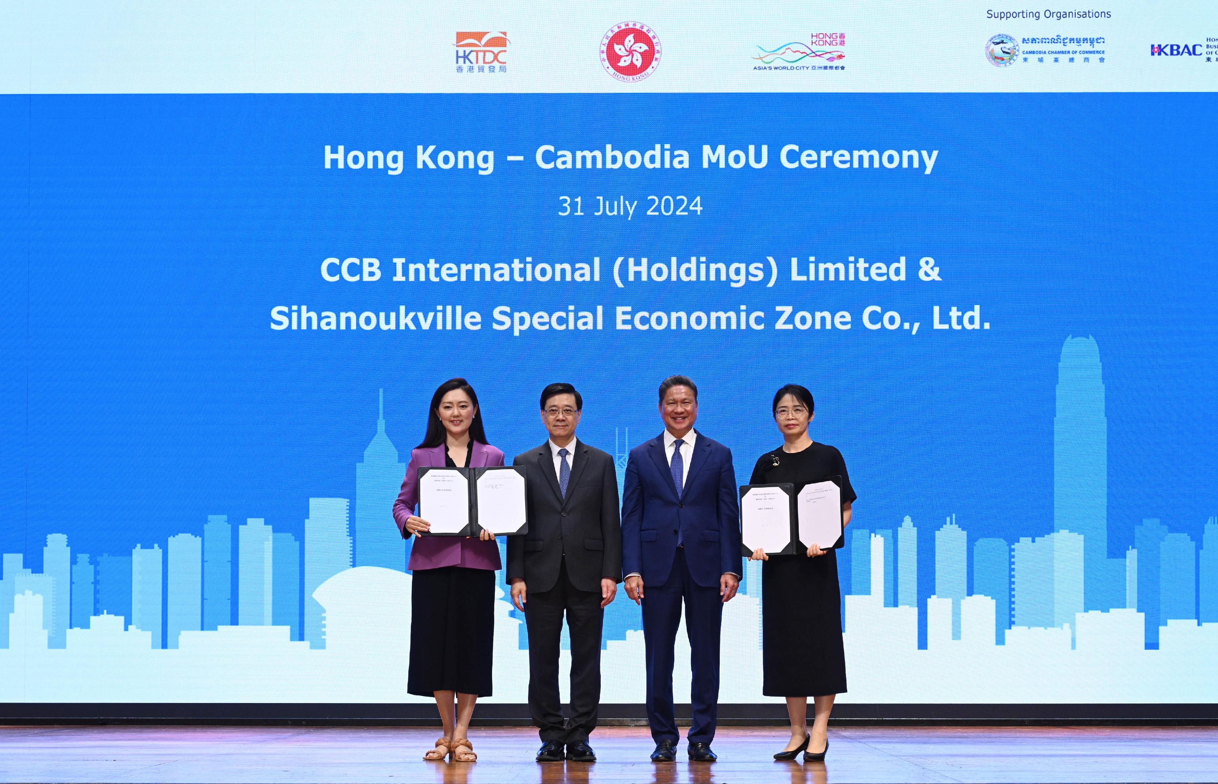 The Chief Executive, Mr John Lee, attended a business luncheon co-organised by the Hong Kong Economic and Trade Office in Bangkok and the Hong Kong Trade Development Council in Cambodia today (July 31). Photo shows Mr Lee (second left) and the Deputy Prime Minister of Cambodia, Mr Sun Chanthol (second right), with representatives of Hong Kong and Cambodian enterprises and organisations signing memoranda of understanding.  