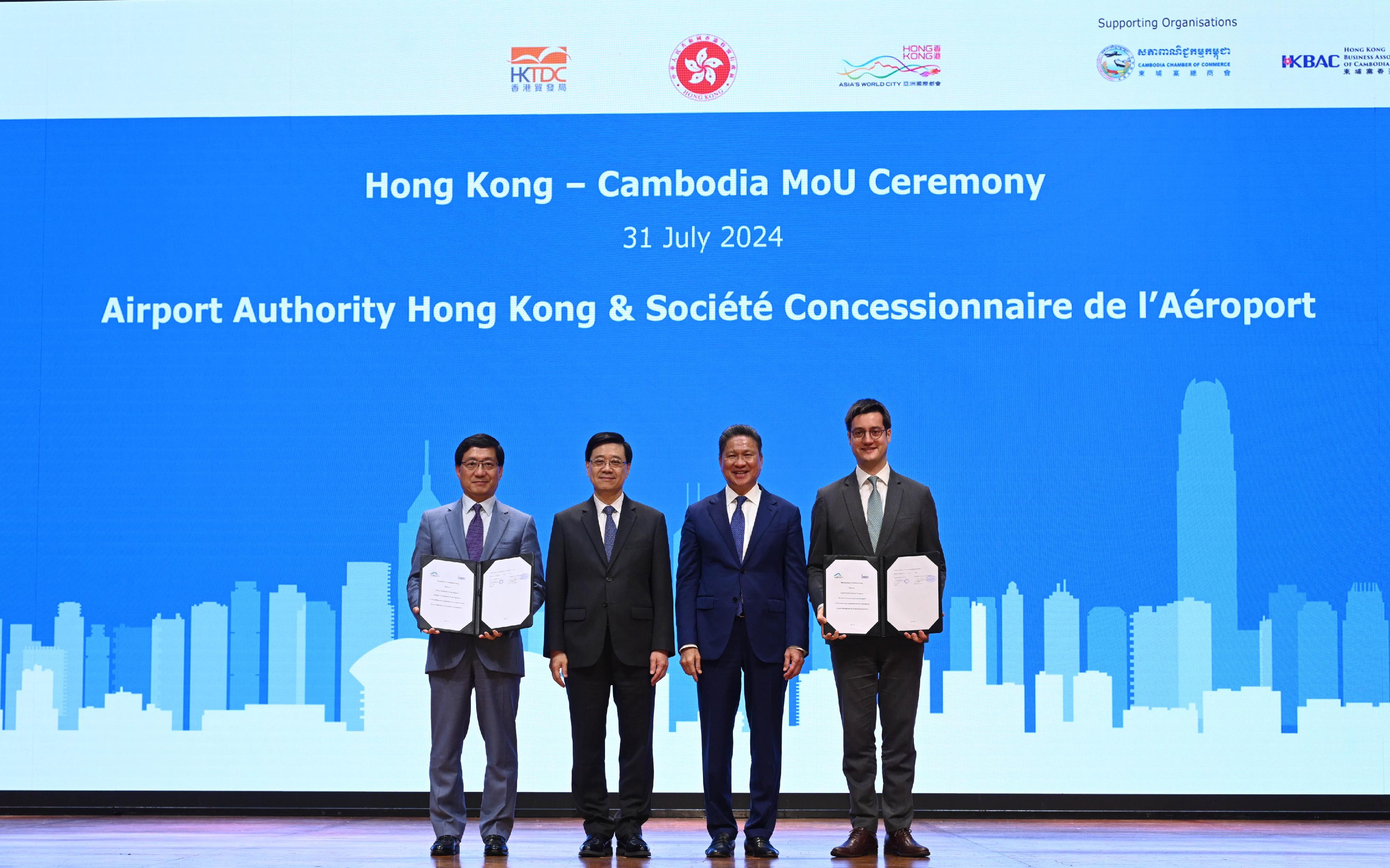 TThe Chief Executive, Mr John Lee, attended a business luncheon co-organised by the Hong Kong Economic and Trade Office in Bangkok and the Hong Kong Trade Development Council in Cambodia today (July 31). Photo shows Mr Lee (second left) and the Deputy Prime Minister of Cambodia, Mr Sun Chanthol (second right), with representatives of Hong Kong and Cambodian enterprises and organisations signing memoranda of understanding.  