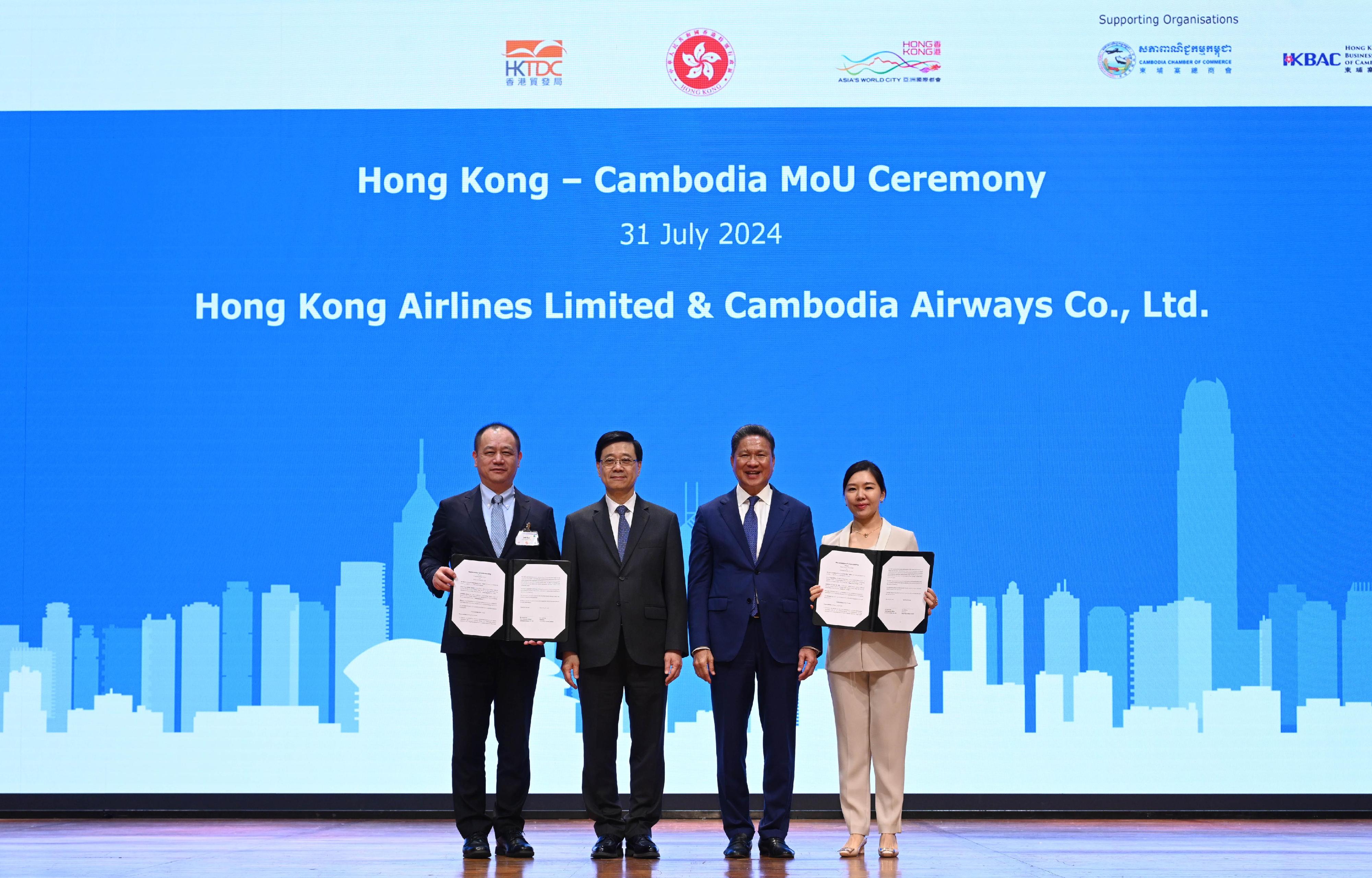 The Chief Executive, Mr John Lee, attended a business luncheon co-organised by the Hong Kong Economic and Trade Office in Bangkok and the Hong Kong Trade Development Council in Cambodia today (July 31). Photo shows Mr Lee (second left) and the Deputy Prime Minister of Cambodia, Mr Sun Chanthol (second right), with representatives of Hong Kong and Cambodian enterprises and organisations signing memoranda of understanding.  