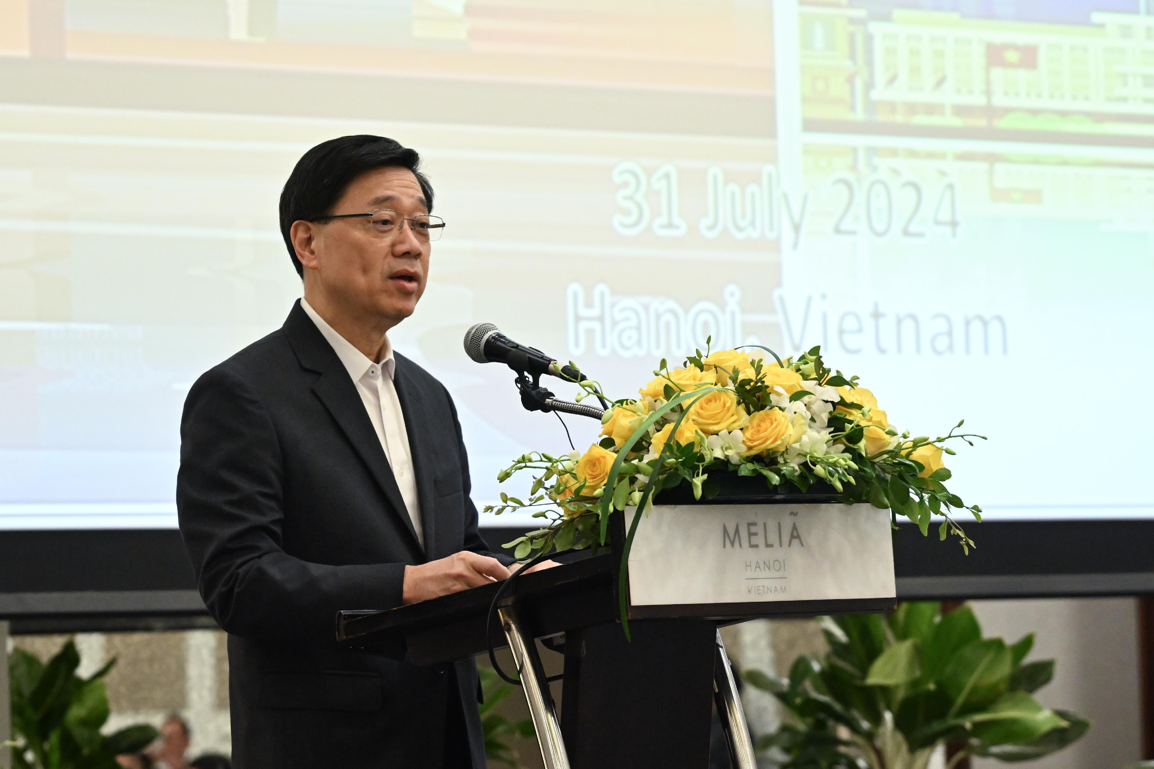 The Chief Executive, Mr John Lee, led a Hong Kong Special Administrative Region delegation to arrive in Hanoi, Vietnam, today (July 31) and continue their duty visit. Photo shows Mr Lee speaking at the dinner with the Vietnam Chamber of Commerce and Industry.
