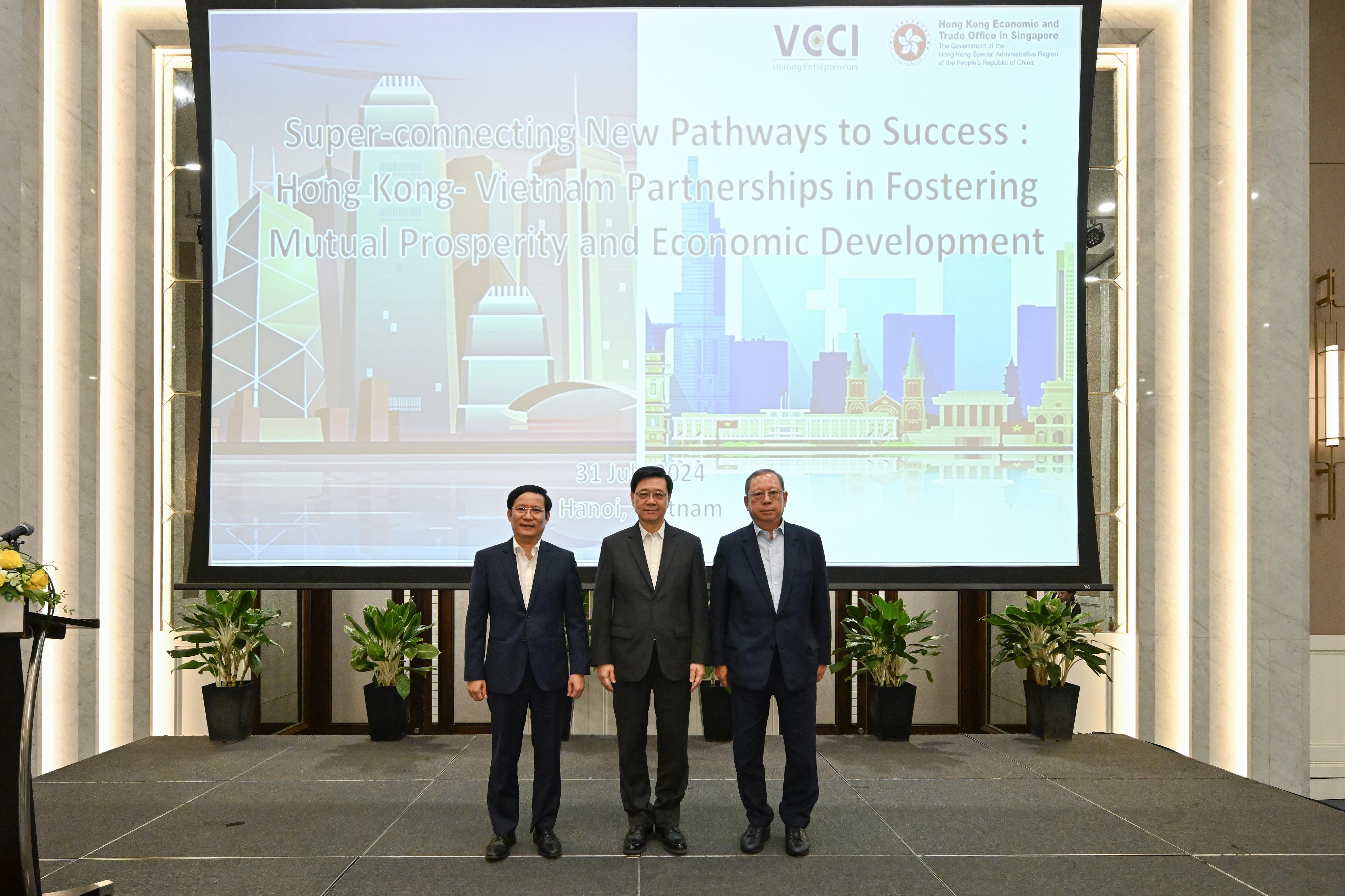 The Chief Executive, Mr John Lee, led a Hong Kong Special Administrative Region delegation to arrive in Hanoi, Vietnam, today (July 31) and continue their duty visit. Photo shows (from right) the Chairman of the Hong Kong Trade Development Council, Dr Peter Lam; Mr Lee; and the President of the Vietnam Chamber of Commerce and Industry, Mr Pham Tan Cong.