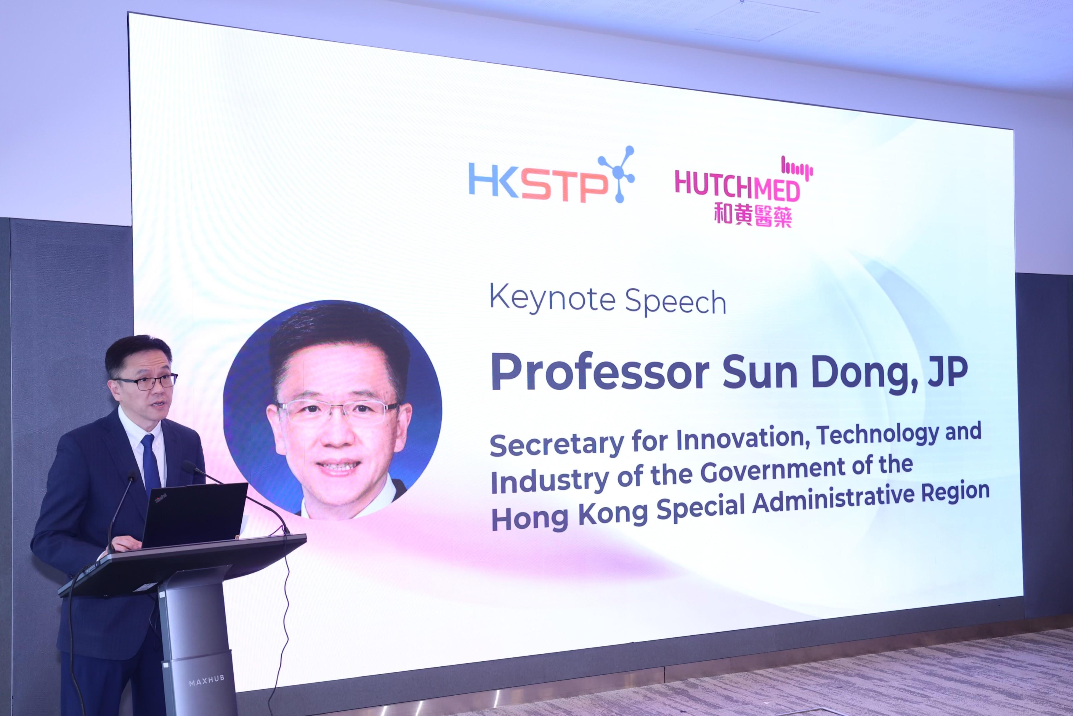 The Secretary for Innovation, Technology and Industry, Professor Sun Dong, today (August 1) delivers a speech at the welcoming ceremony of HUTCHMED's Establishment of the International Research and Development Centre at the Hong Kong Science Park.