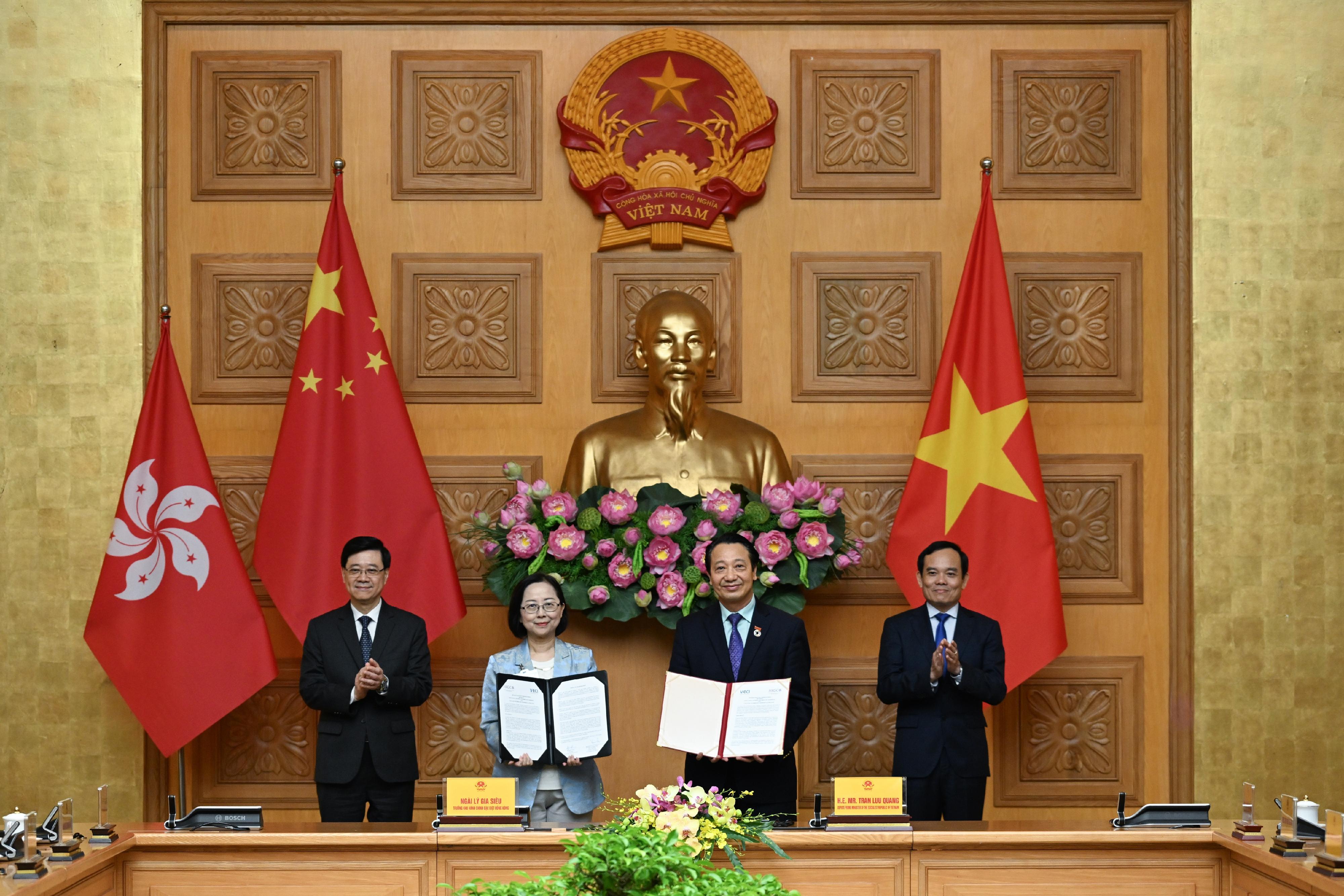 行政长官李家超今日（八月一日）率领香港特别行政区代表团继续在越南河内的访问行程。图示李家超（左一）与越南副总理陈流光（右一）共同见证两地政府部门、企业和机构交换合作备忘录。