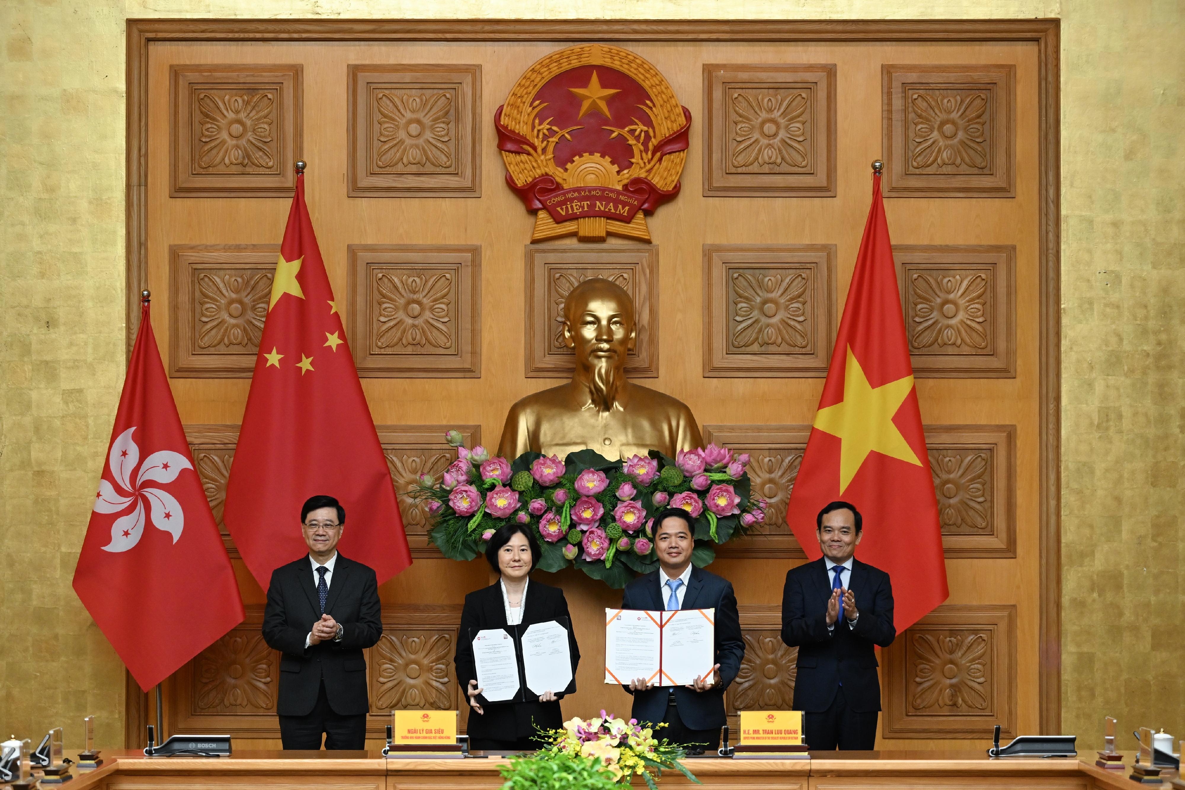 行政长官李家超今日（八月一日）率领香港特别行政区代表团继续在越南河内的访问行程。图示李家超（左一）与越南副总理陈流光（右一）共同见证两地政府部门、企业和机构交换合作备忘录。